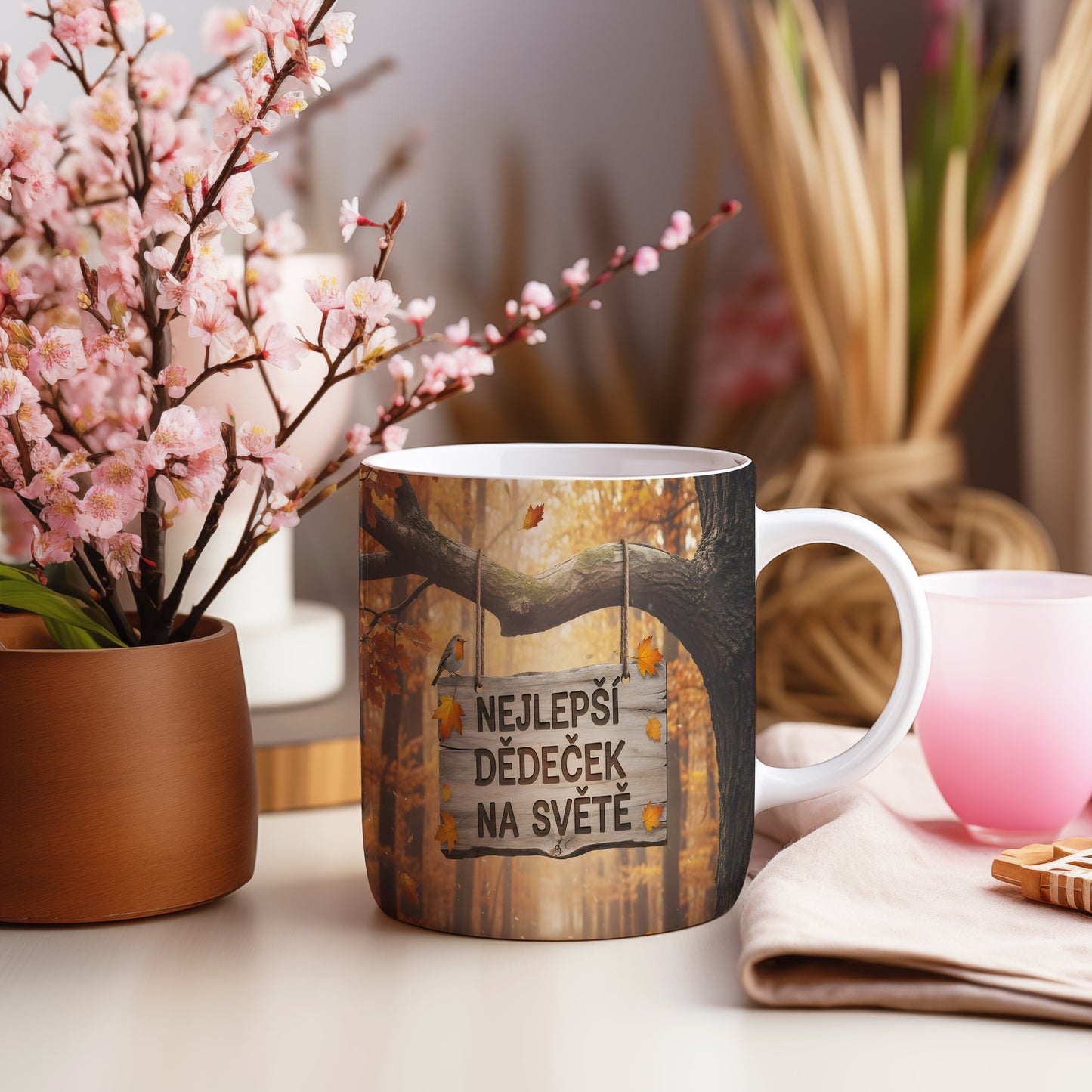 Hrnek s podzimním motivem a nápisem 'Nejlepší dědeček na světě'.