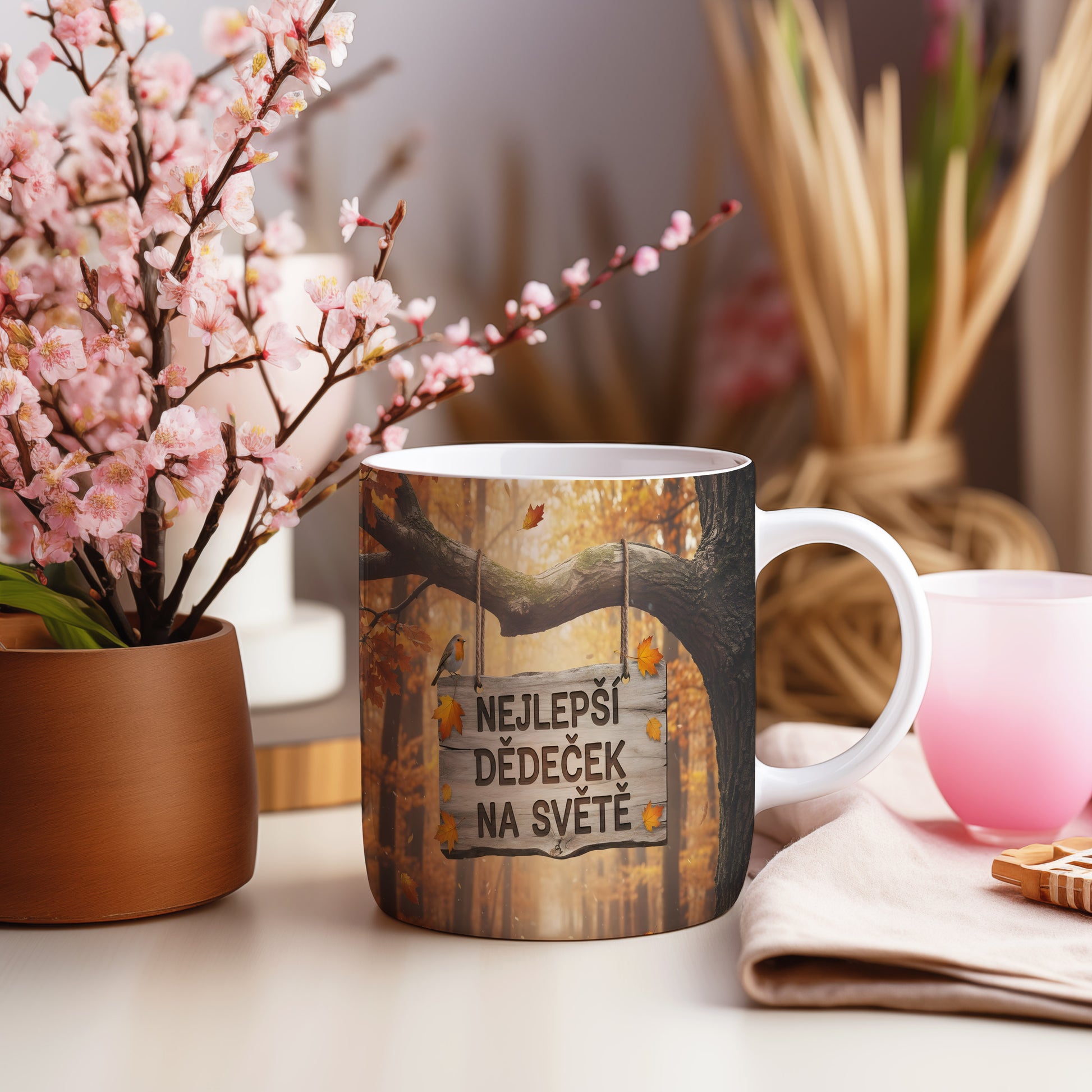 Hrnek s podzimním motivem a nápisem 'Nejlepší dědeček na světě'.