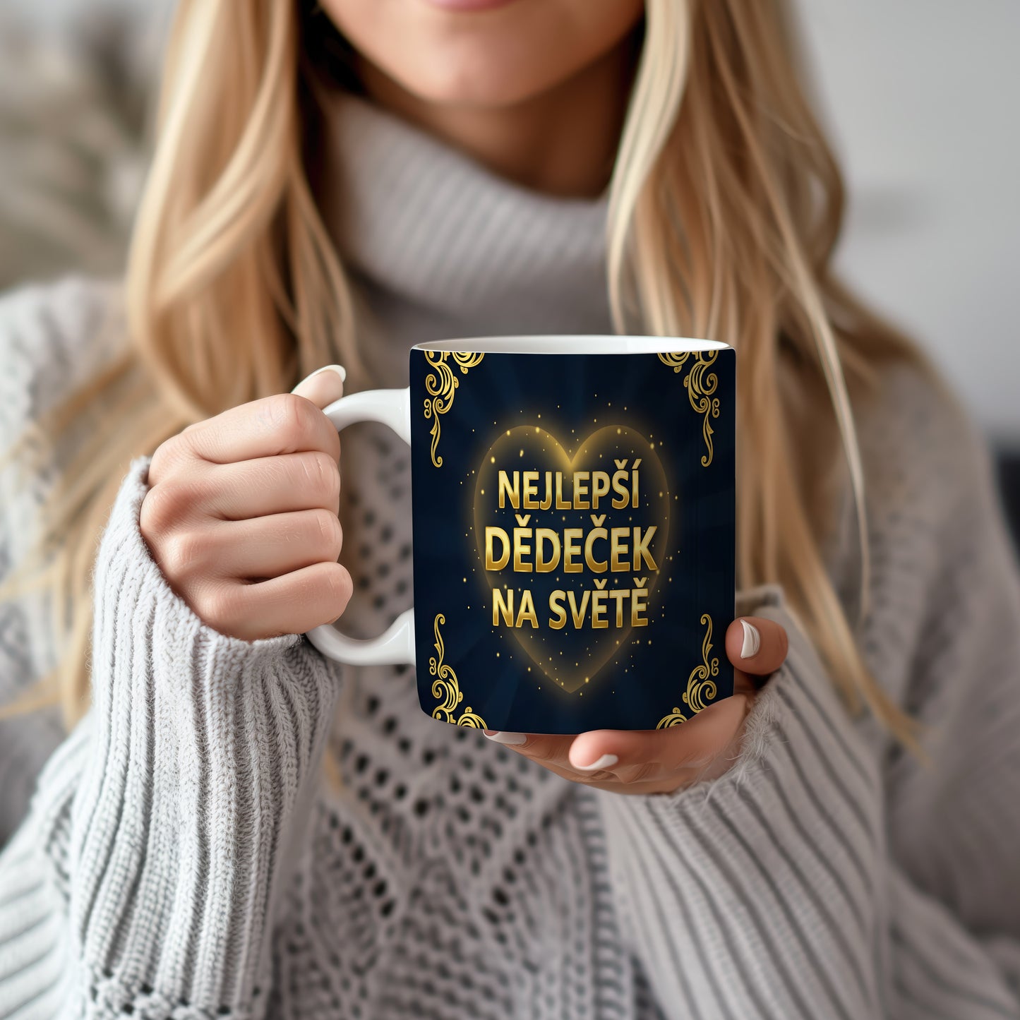 Hrnek s nápisem NEJLEPŠÍ DĚDEČEK NA SVĚTĚ a zlatými ornamenty.