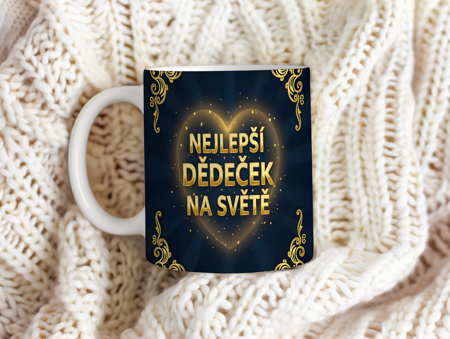 Hrnek s nápisem NEJLEPŠÍ DĚDEČEK NA SVĚTĚ a zlatými ornamenty.