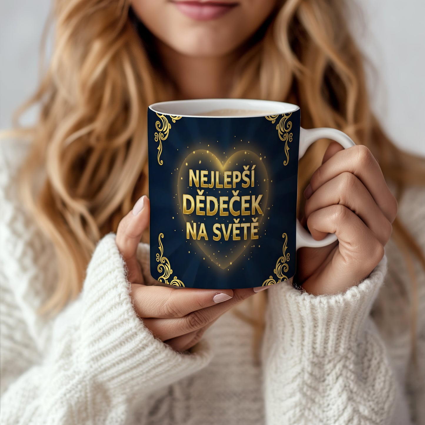 Hrnek s nápisem NEJLEPŠÍ DĚDEČEK NA SVĚTĚ a zlatými ornamenty.