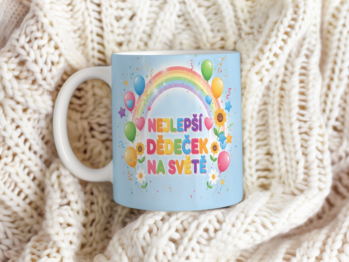 Hrnek s nápisem NEJLEPŠÍ DĚDEČEK NA SVĚTĚ, duhou a balónky.