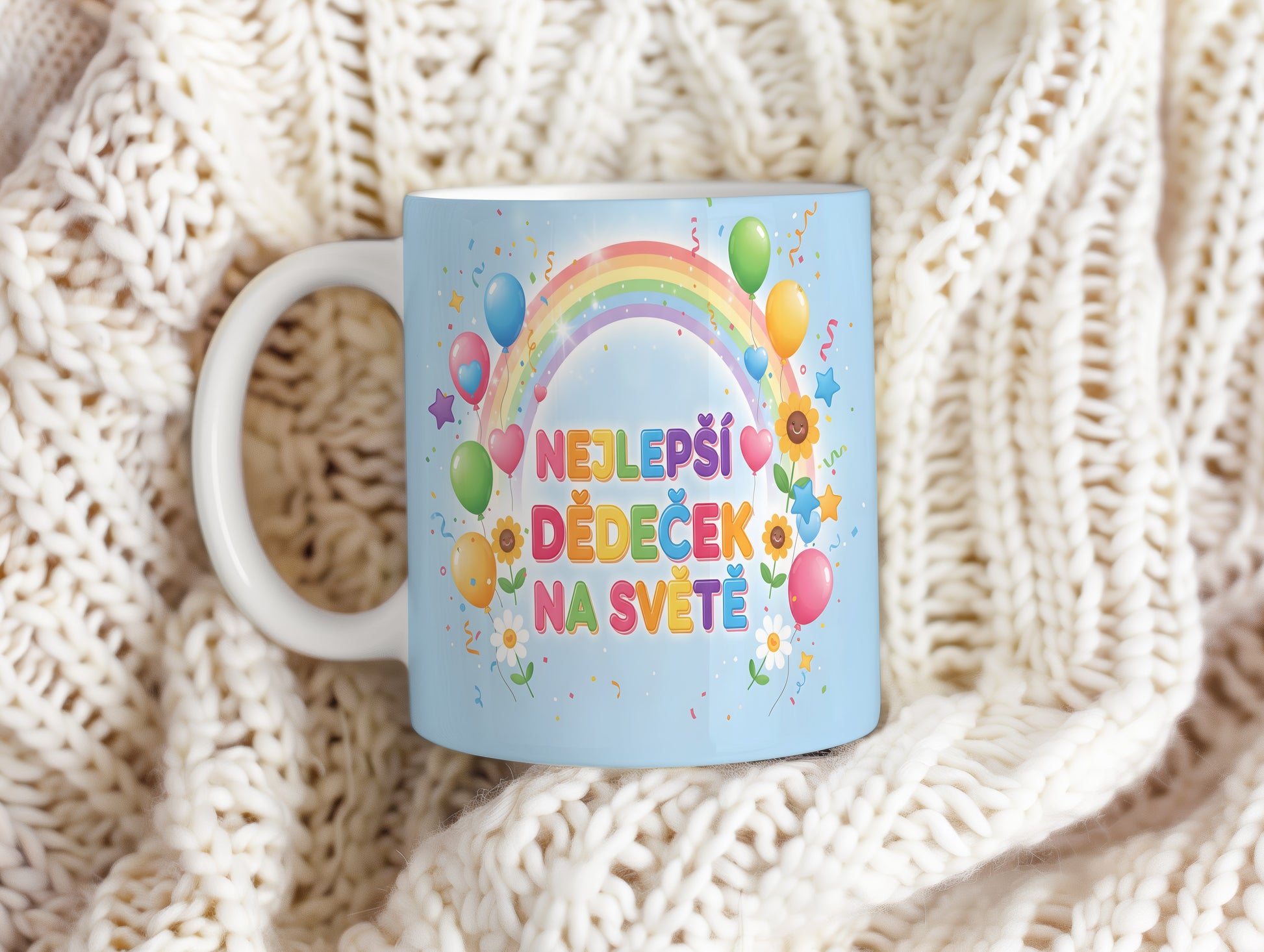 Hrnek s nápisem NEJLEPŠÍ DĚDEČEK NA SVĚTĚ, duhou a balónky.
