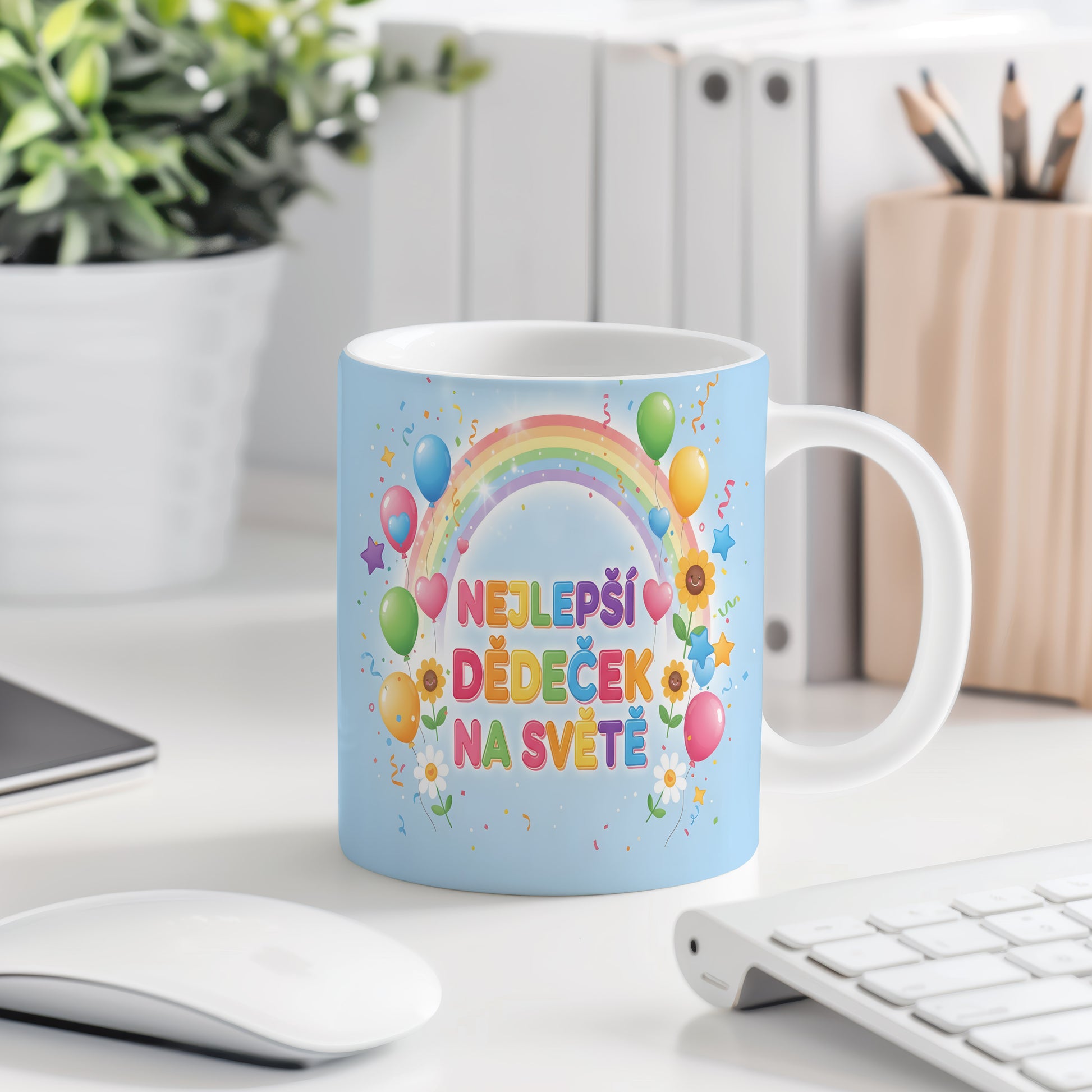 Hrnek s nápisem NEJLEPŠÍ DĚDEČEK NA SVĚTĚ, duhou a balónky.