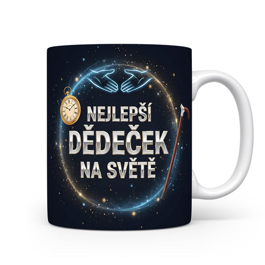 Tmavě modrý hrnek s nápisem NEJLEPŠÍ DĚDEČEK NA SVĚTĚ a dekoracemi.