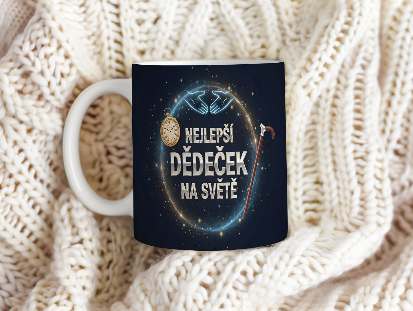 Tmavě modrý hrnek s nápisem NEJLEPŠÍ DĚDEČEK NA SVĚTĚ a dekoracemi.