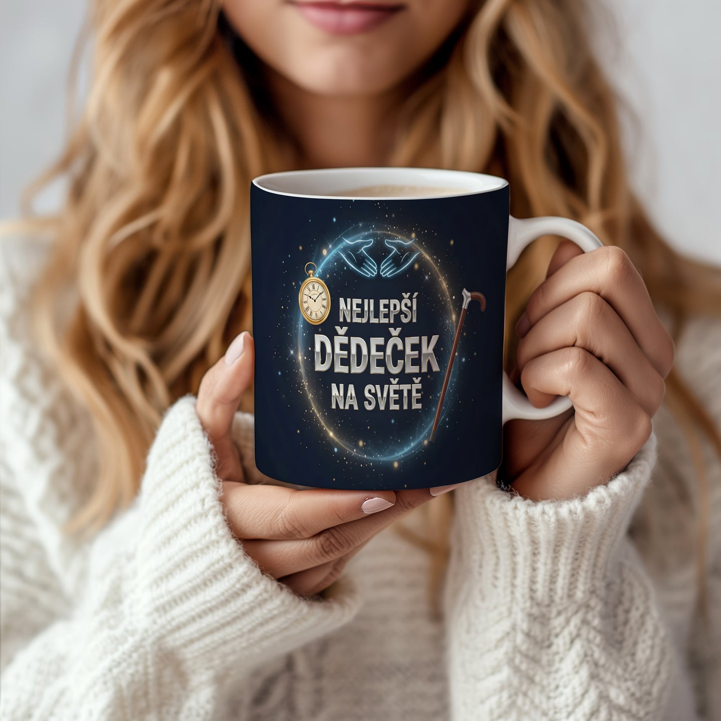 Tmavě modrý hrnek s nápisem NEJLEPŠÍ DĚDEČEK NA SVĚTĚ a dekoracemi.