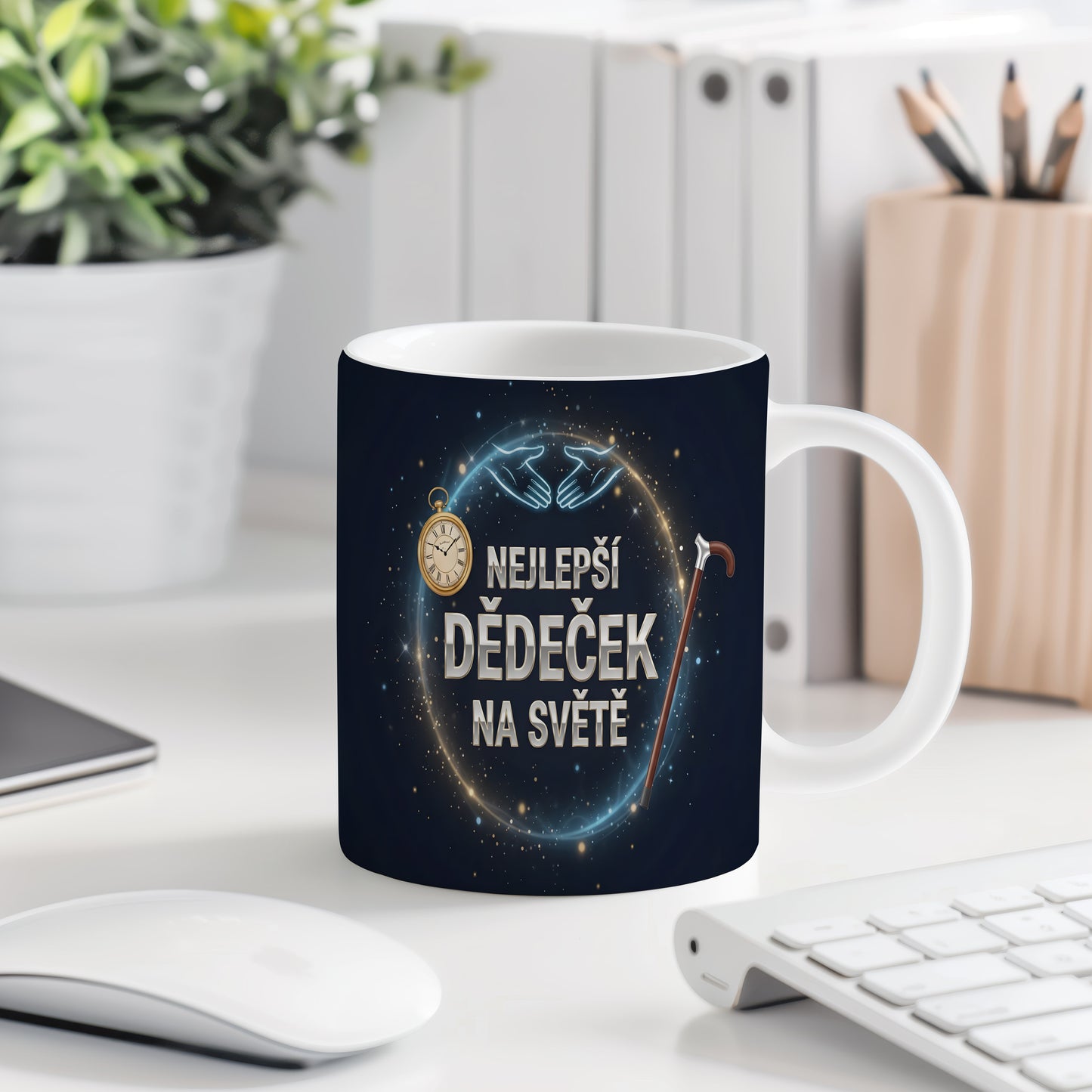 Tmavě modrý hrnek s nápisem NEJLEPŠÍ DĚDEČEK NA SVĚTĚ a dekoracemi.