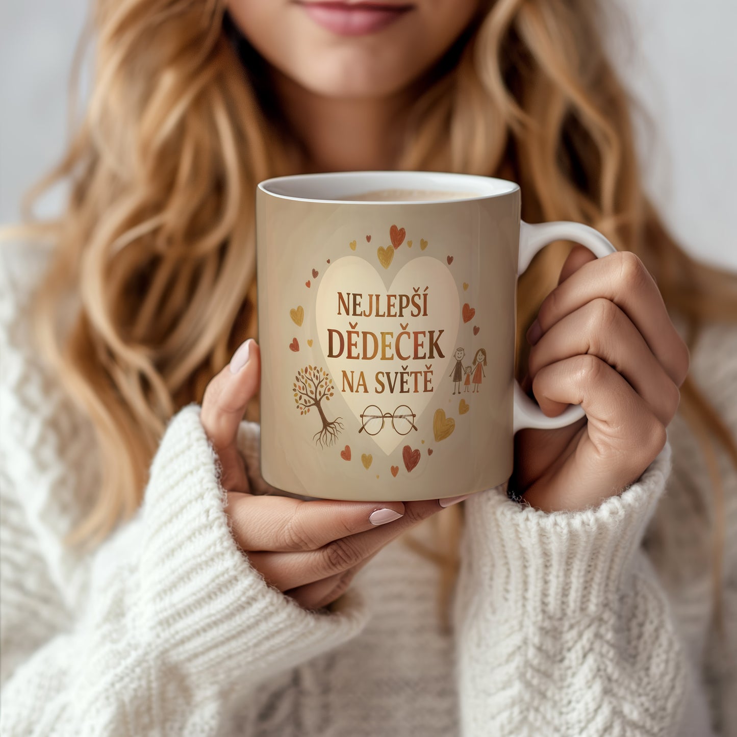 Hrnek s nápisem NEJLEPŠÍ DĚDEČEK NA SVĚTĚ s akvarelovým pozadím a motivy srdcí.