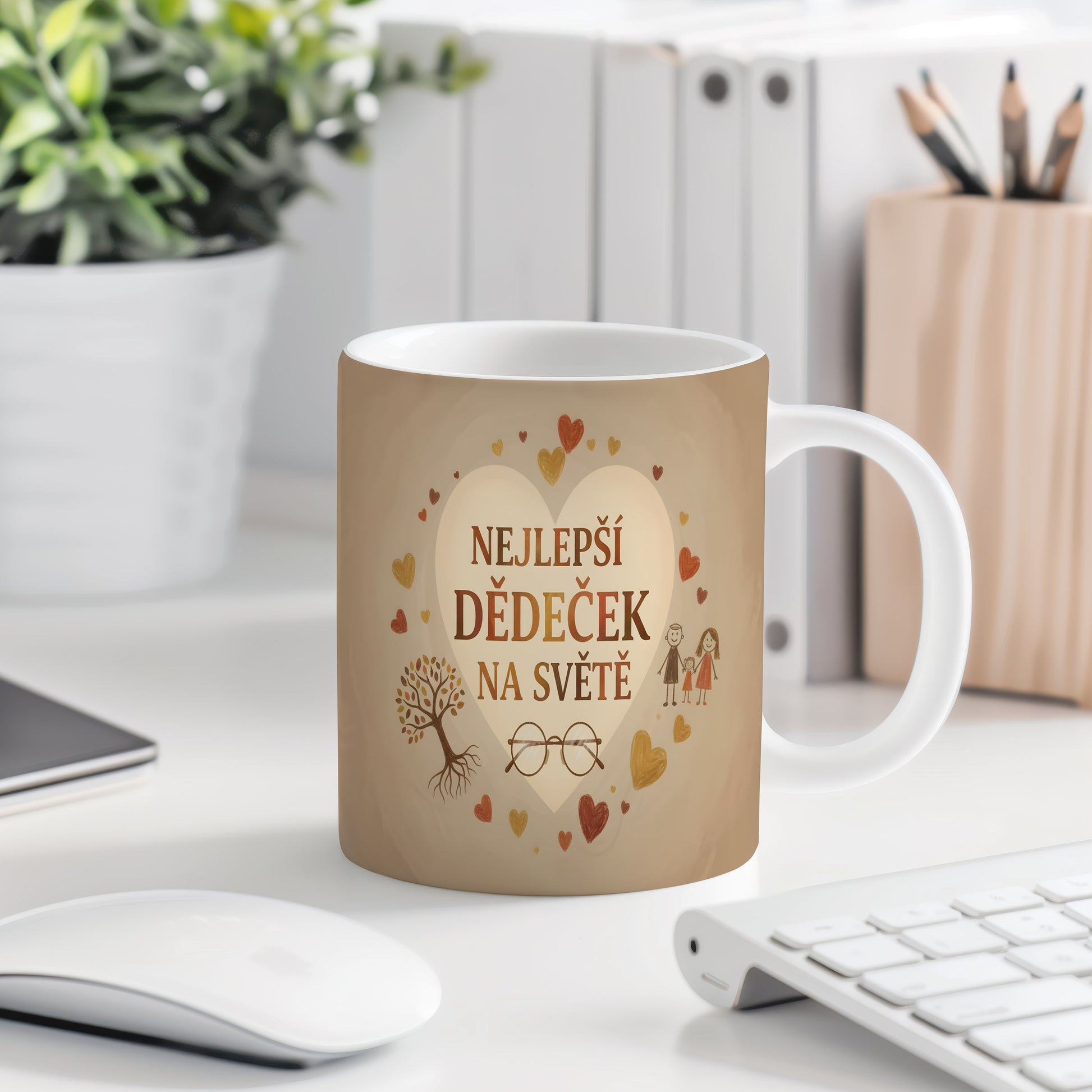 Hrnek s nápisem NEJLEPŠÍ DĚDEČEK NA SVĚTĚ s akvarelovým pozadím a motivy srdcí.