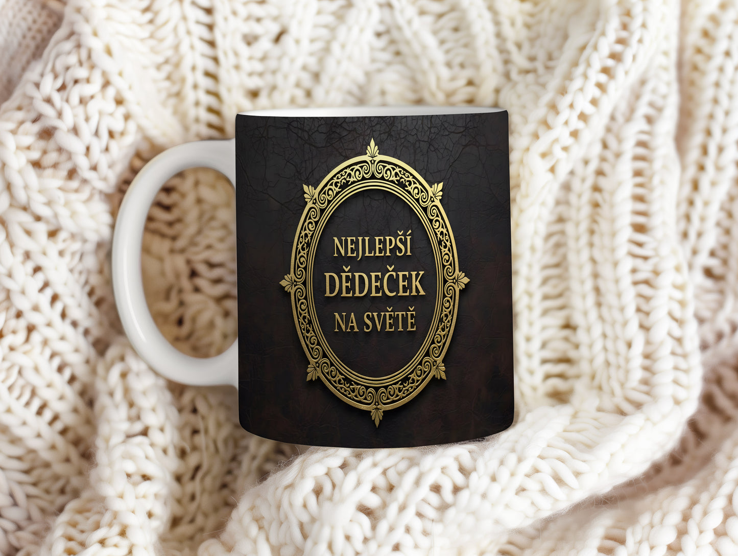 Hrnek s nápisem 'NEJLEPŠÍ DĚDEČEK NA SVĚTĚ' se zlatými ornamenty na černém pozadí.