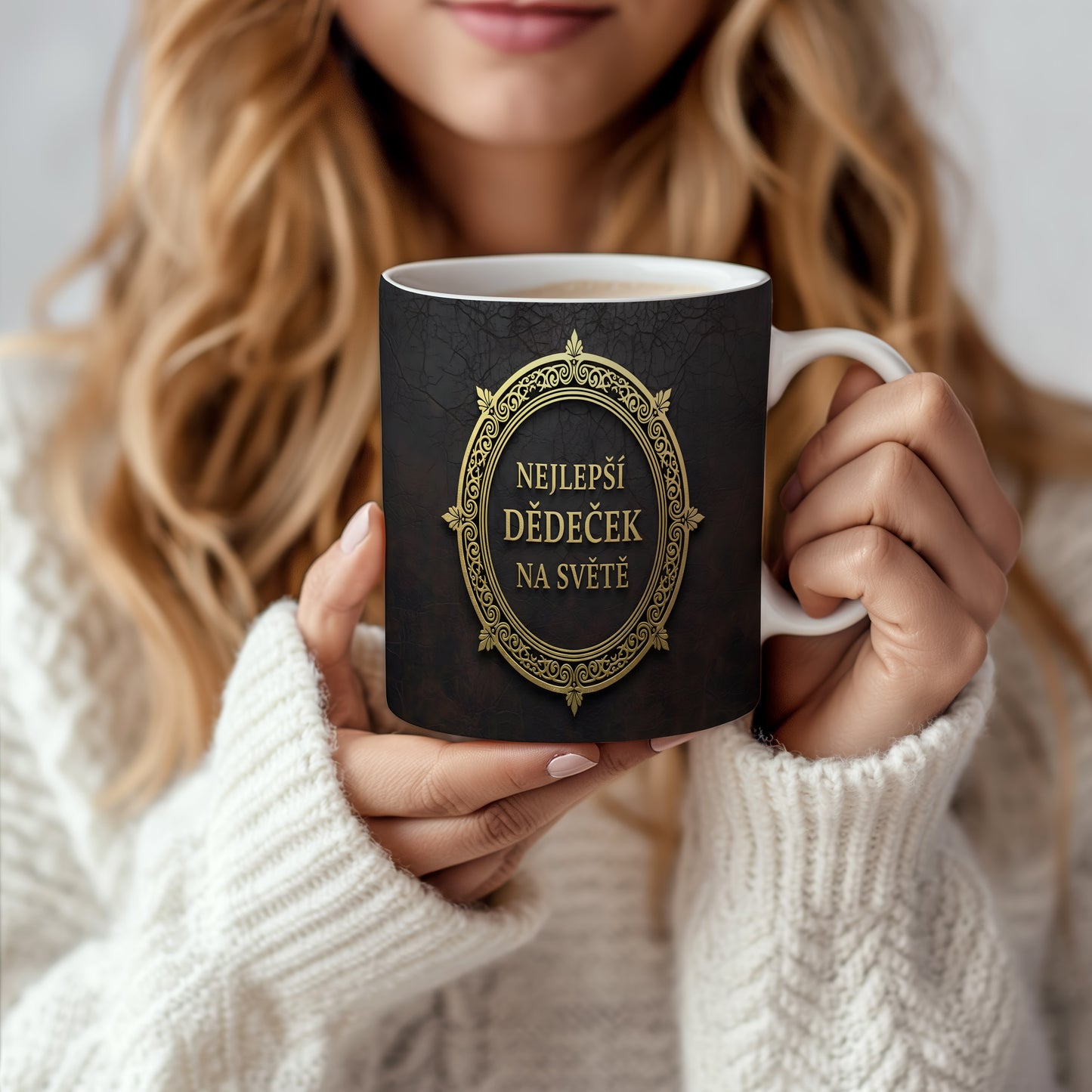 Hrnek s nápisem 'NEJLEPŠÍ DĚDEČEK NA SVĚTĚ' se zlatými ornamenty na černém pozadí.
