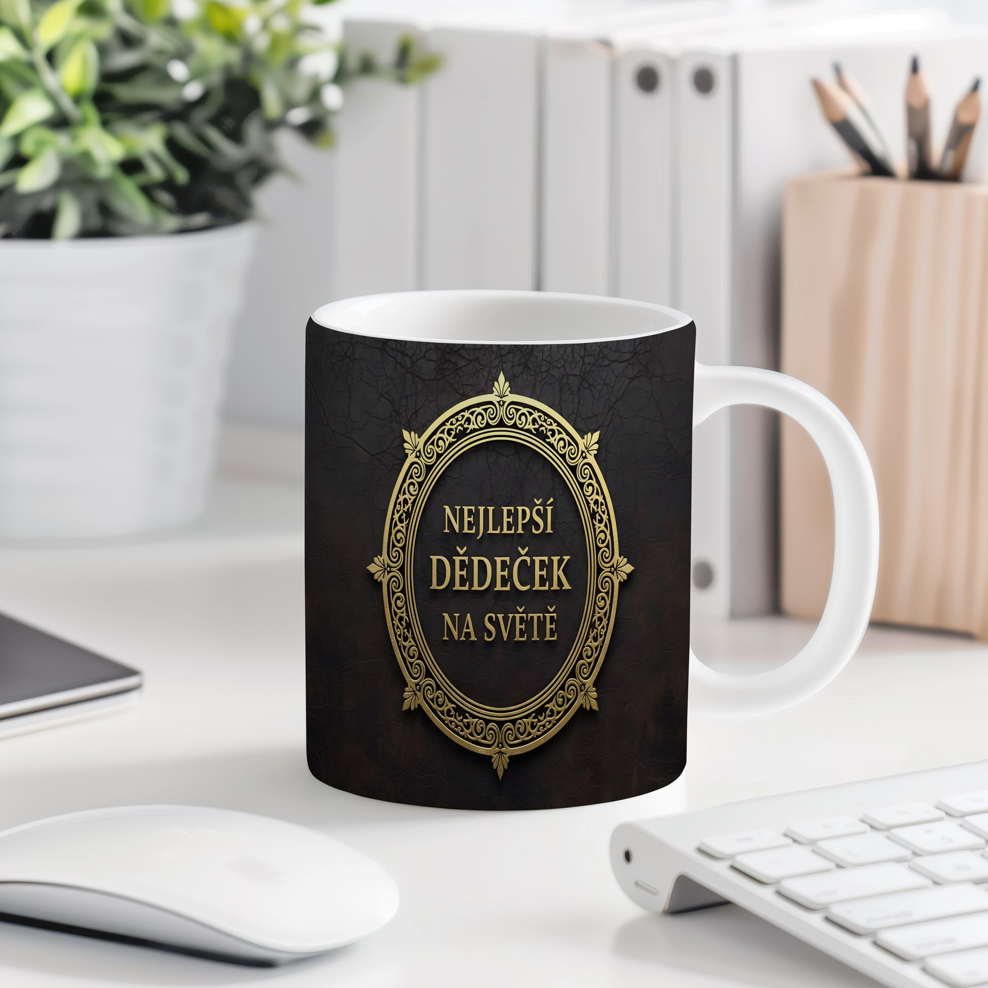 Hrnek s nápisem 'NEJLEPŠÍ DĚDEČEK NA SVĚTĚ' se zlatými ornamenty na černém pozadí.