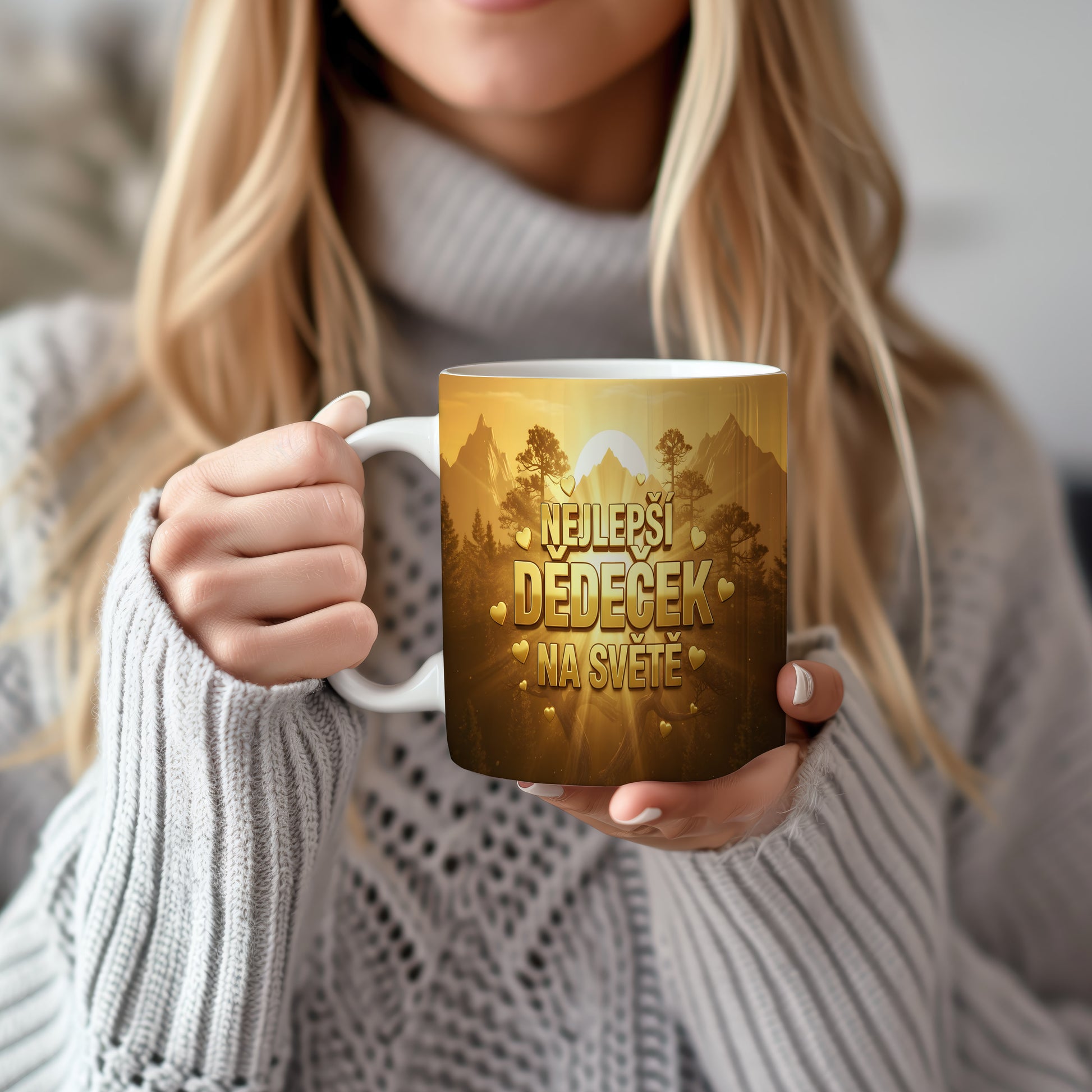 Hrnek se zlatou krajinou a nápisem NEJLEPŠÍ DĚDEČEK NA SVĚTĚ.