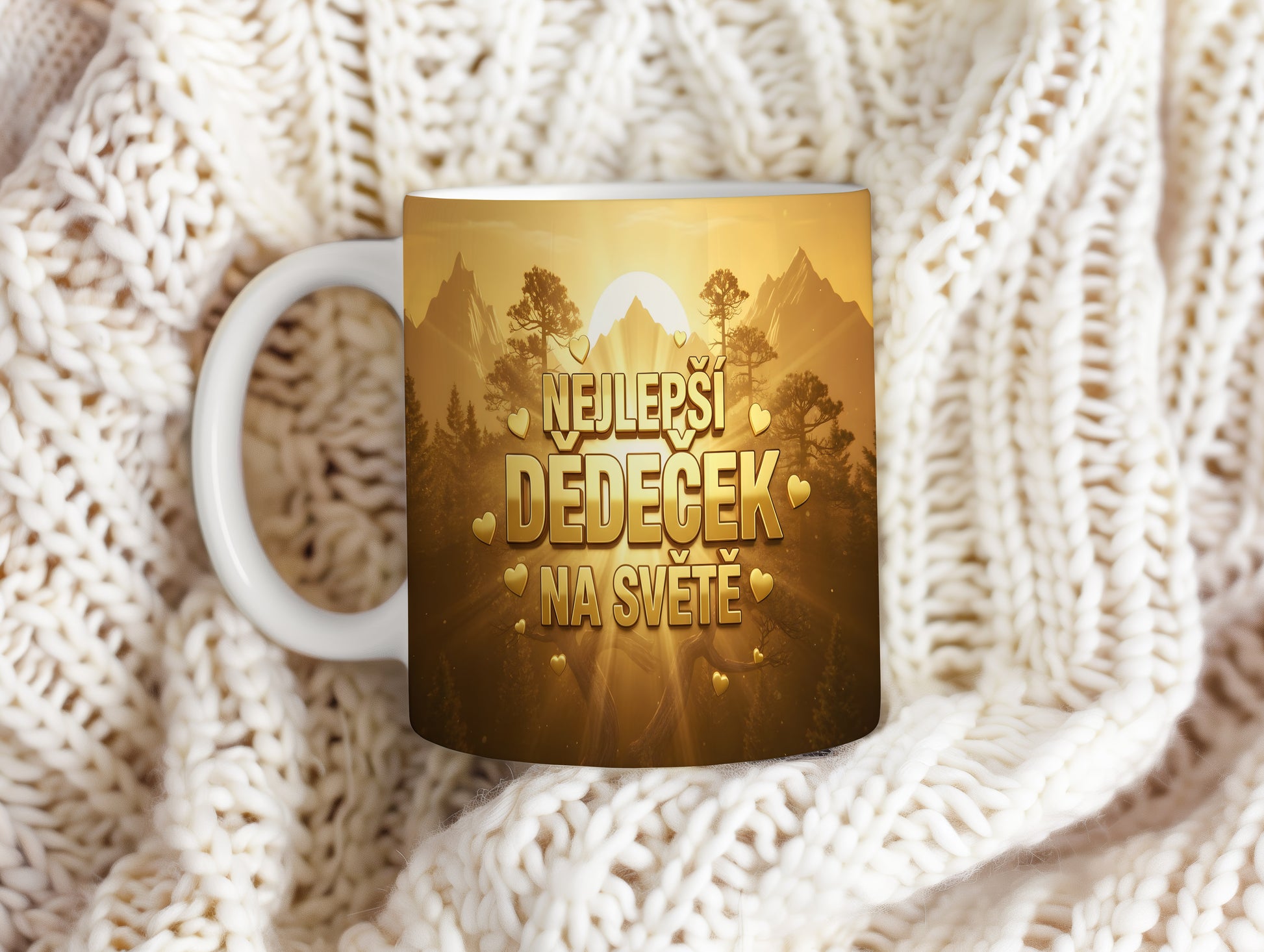 Hrnek se zlatou krajinou a nápisem NEJLEPŠÍ DĚDEČEK NA SVĚTĚ.