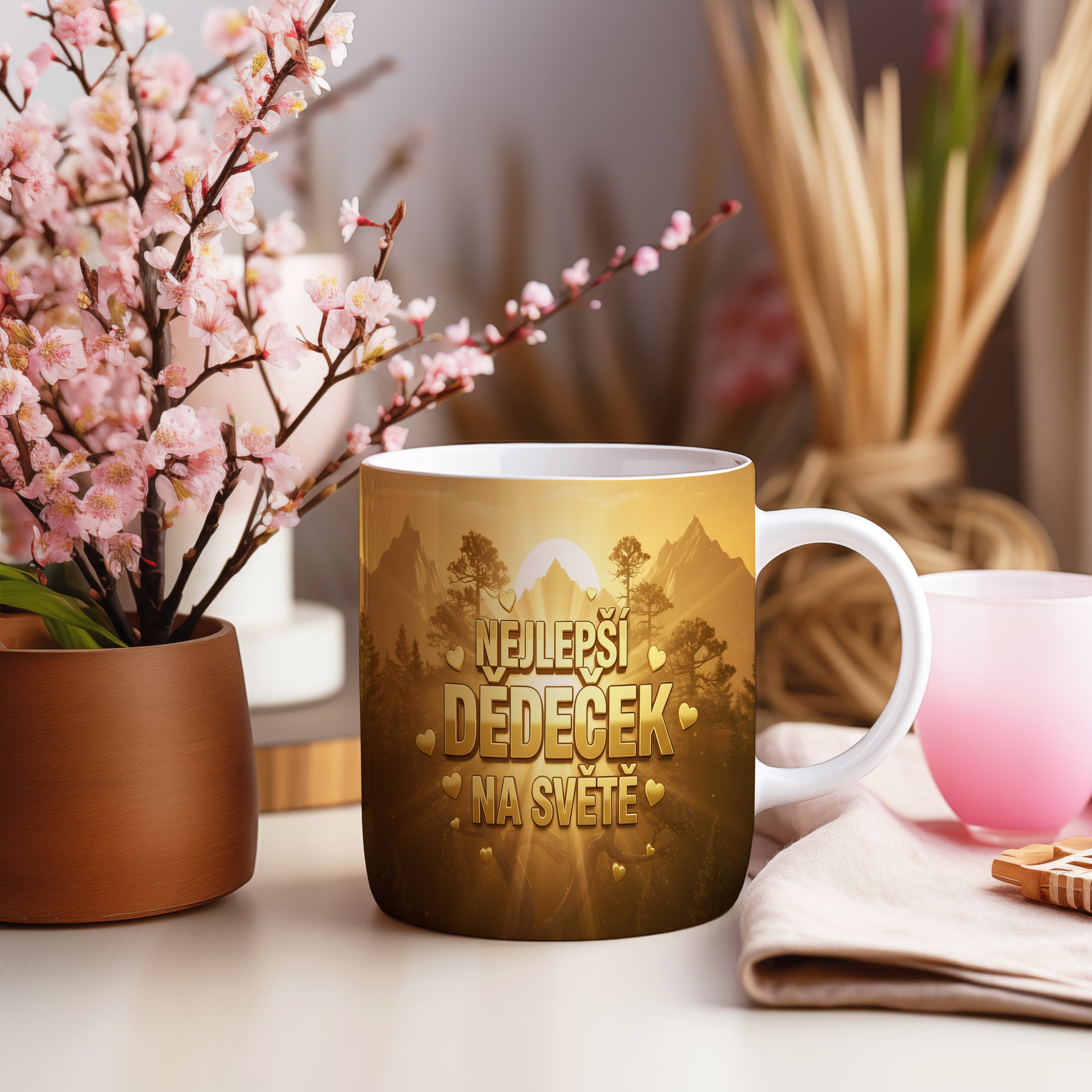 Hrnek se zlatou krajinou a nápisem NEJLEPŠÍ DĚDEČEK NA SVĚTĚ.