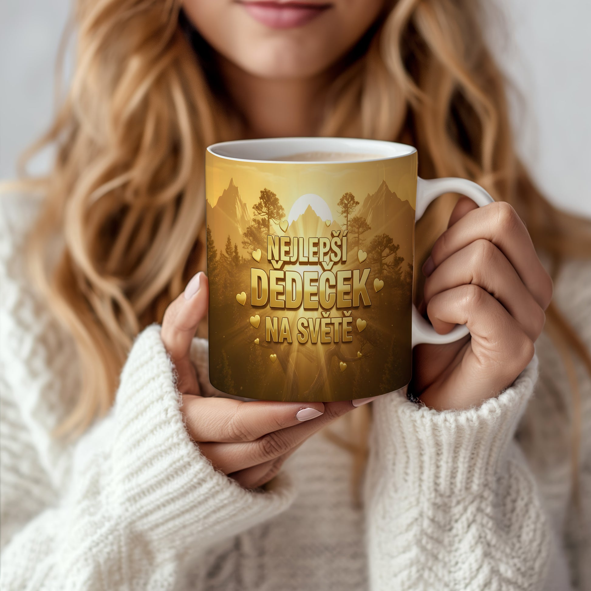 Hrnek se zlatou krajinou a nápisem NEJLEPŠÍ DĚDEČEK NA SVĚTĚ.