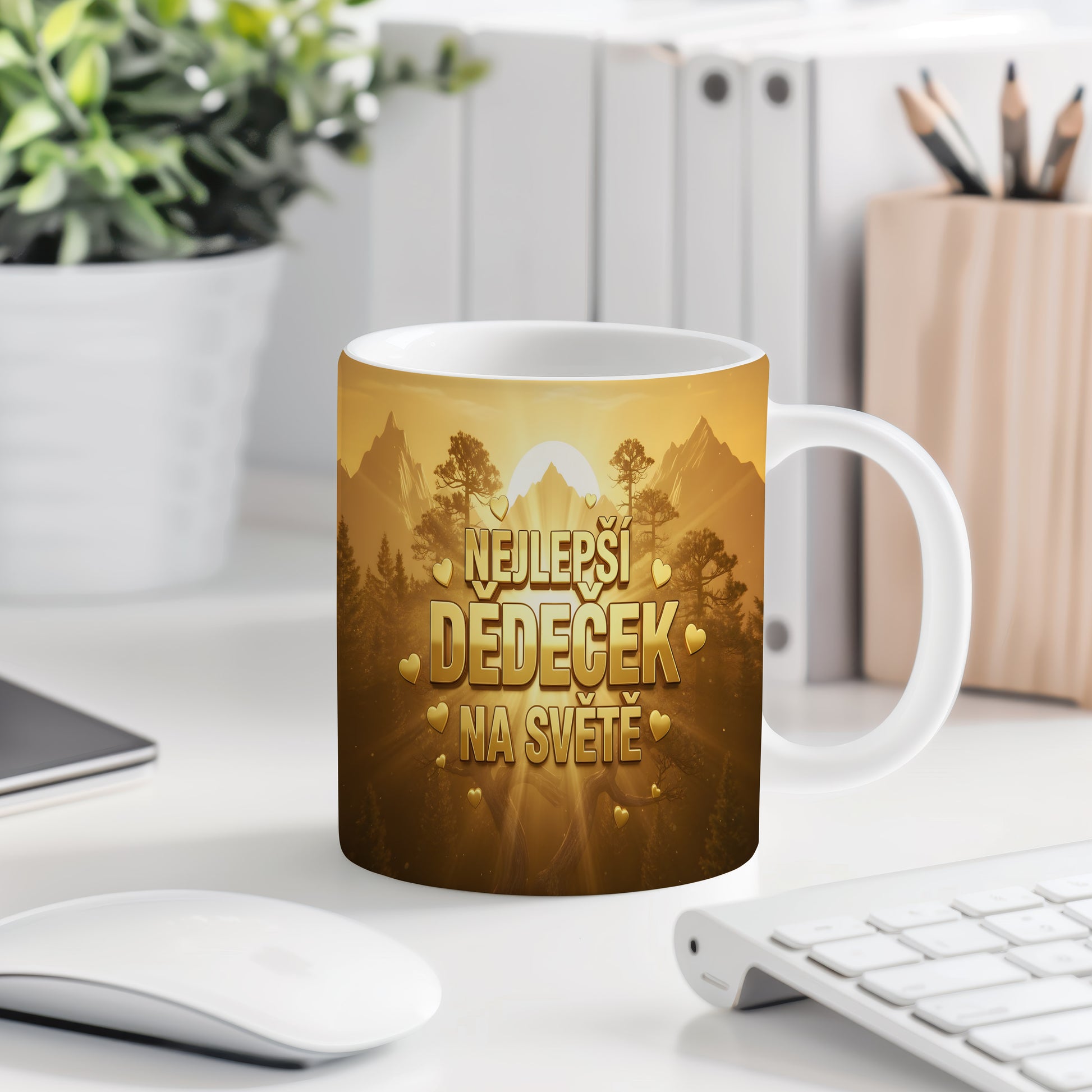 Hrnek se zlatou krajinou a nápisem NEJLEPŠÍ DĚDEČEK NA SVĚTĚ.