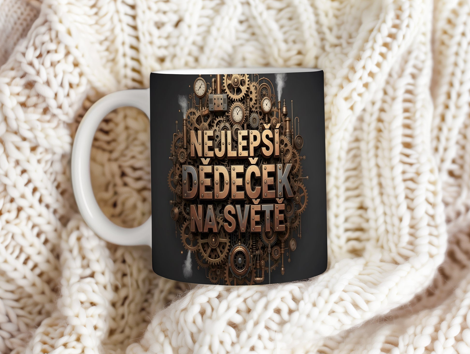 Hrnek s nápisem 'NEJLEPŠÍ DĚDEČEK NA SVĚTĚ' a vintage ozubenými koly.