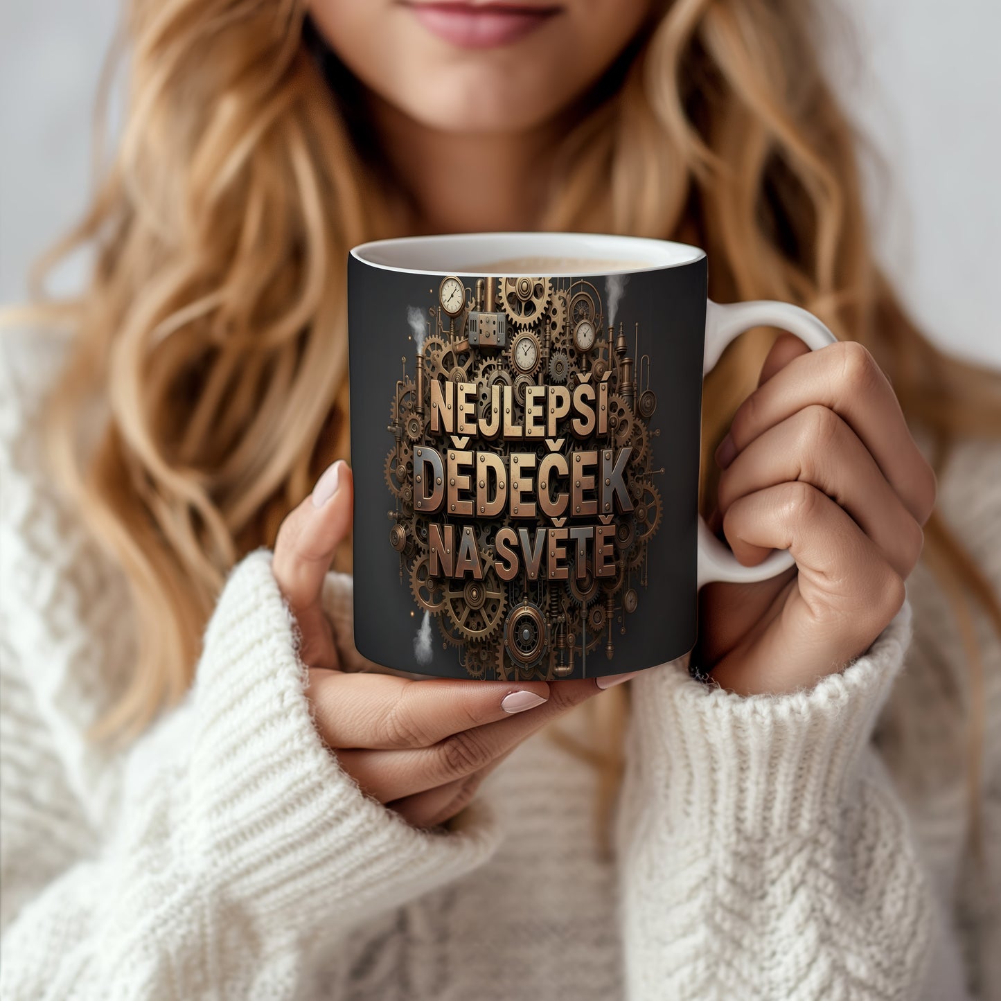 Hrnek s nápisem 'NEJLEPŠÍ DĚDEČEK NA SVĚTĚ' a vintage ozubenými koly.