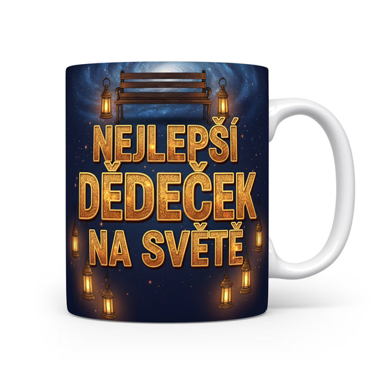 Hrnek s nápisem 'NEJLEPŠÍ DĚDEČEK NA SVĚTĚ' s motivem hvězdné oblohy a lampionů.