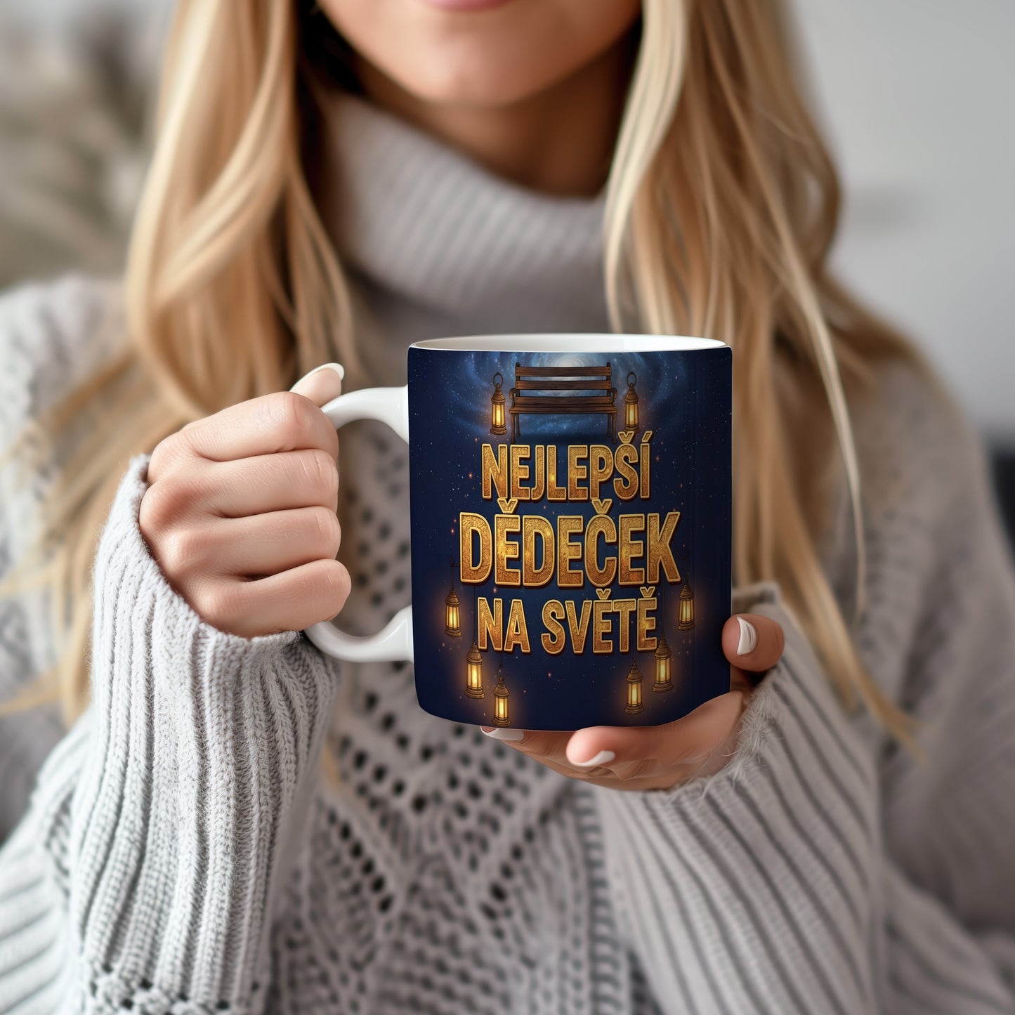 Hrnek s nápisem 'NEJLEPŠÍ DĚDEČEK NA SVĚTĚ' s motivem hvězdné oblohy a lampionů.