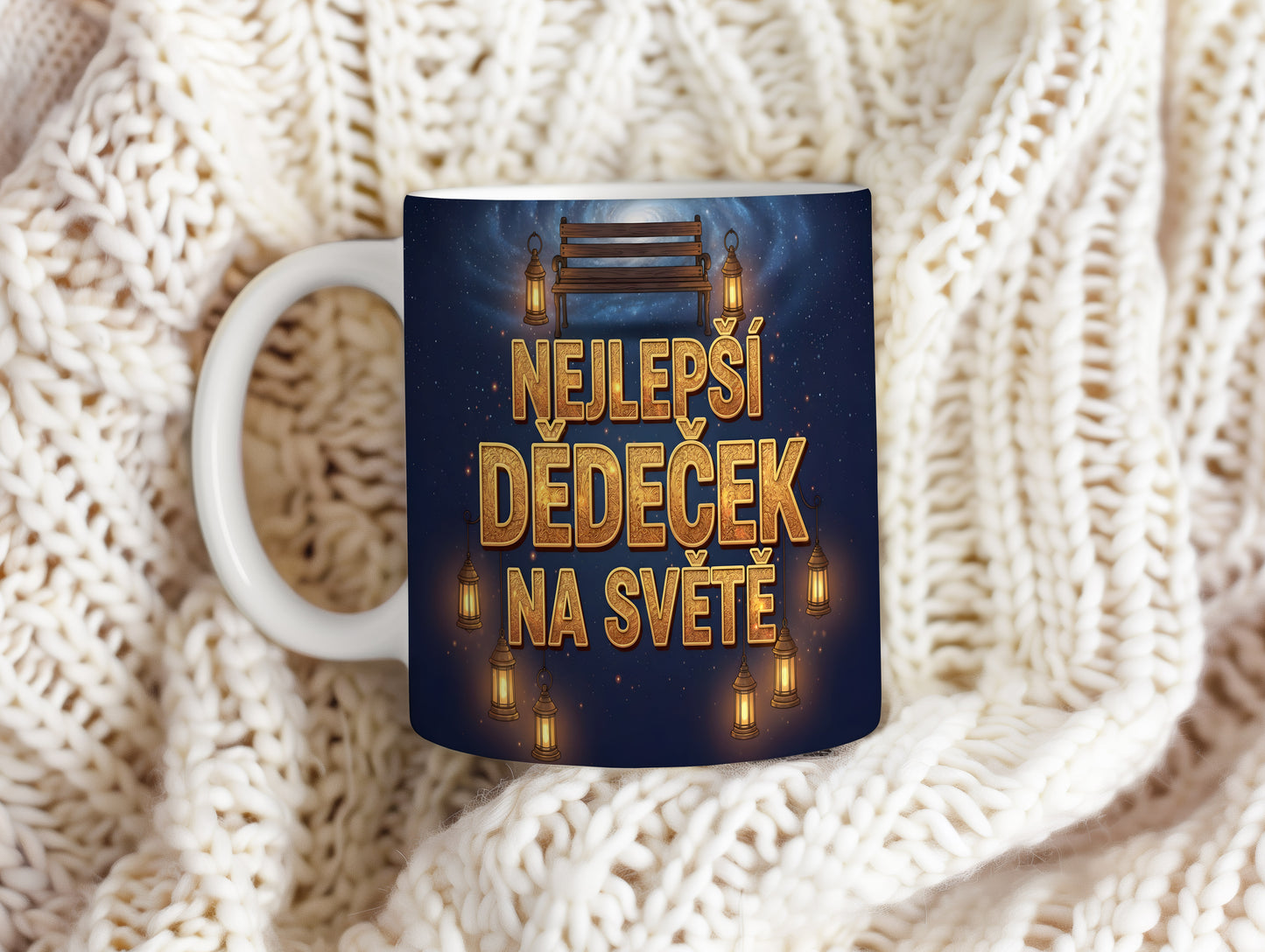 Hrnek s nápisem 'NEJLEPŠÍ DĚDEČEK NA SVĚTĚ' s motivem hvězdné oblohy a lampionů.