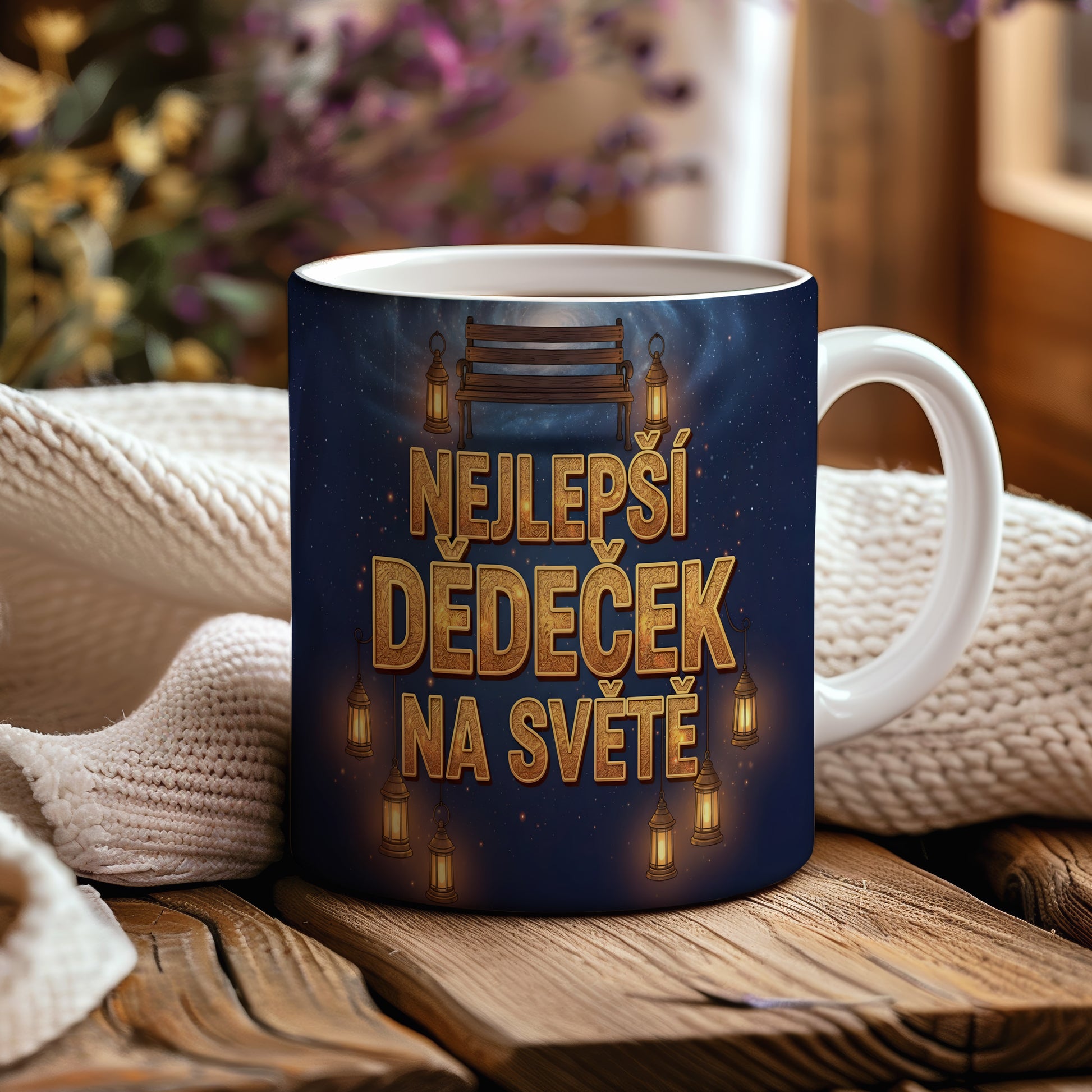 Hrnek s nápisem 'NEJLEPŠÍ DĚDEČEK NA SVĚTĚ' s motivem hvězdné oblohy a lampionů.