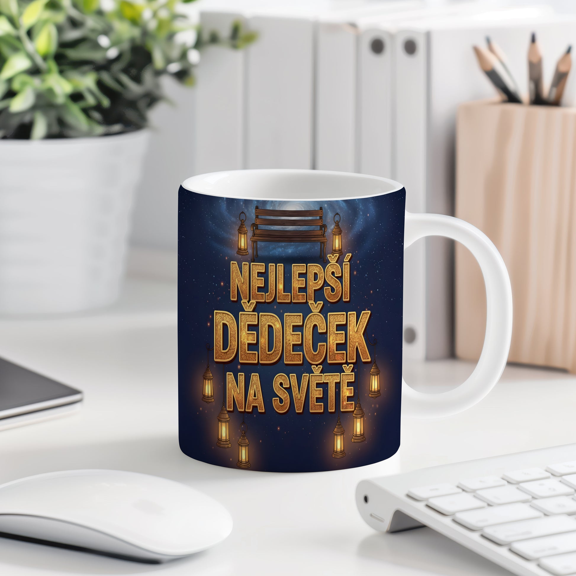 Hrnek s nápisem 'NEJLEPŠÍ DĚDEČEK NA SVĚTĚ' s motivem hvězdné oblohy a lampionů.