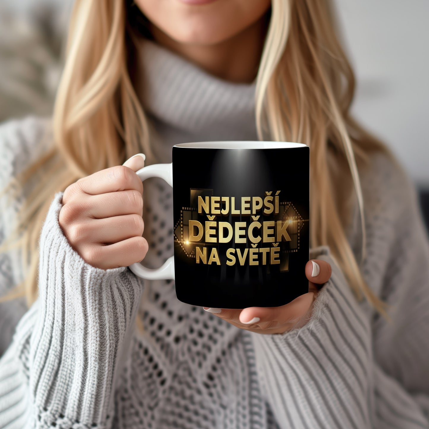 Černý hrnek se zlatým nápisem NEJLEPŠÍ DĚDEČEK NA SVĚTĚ.