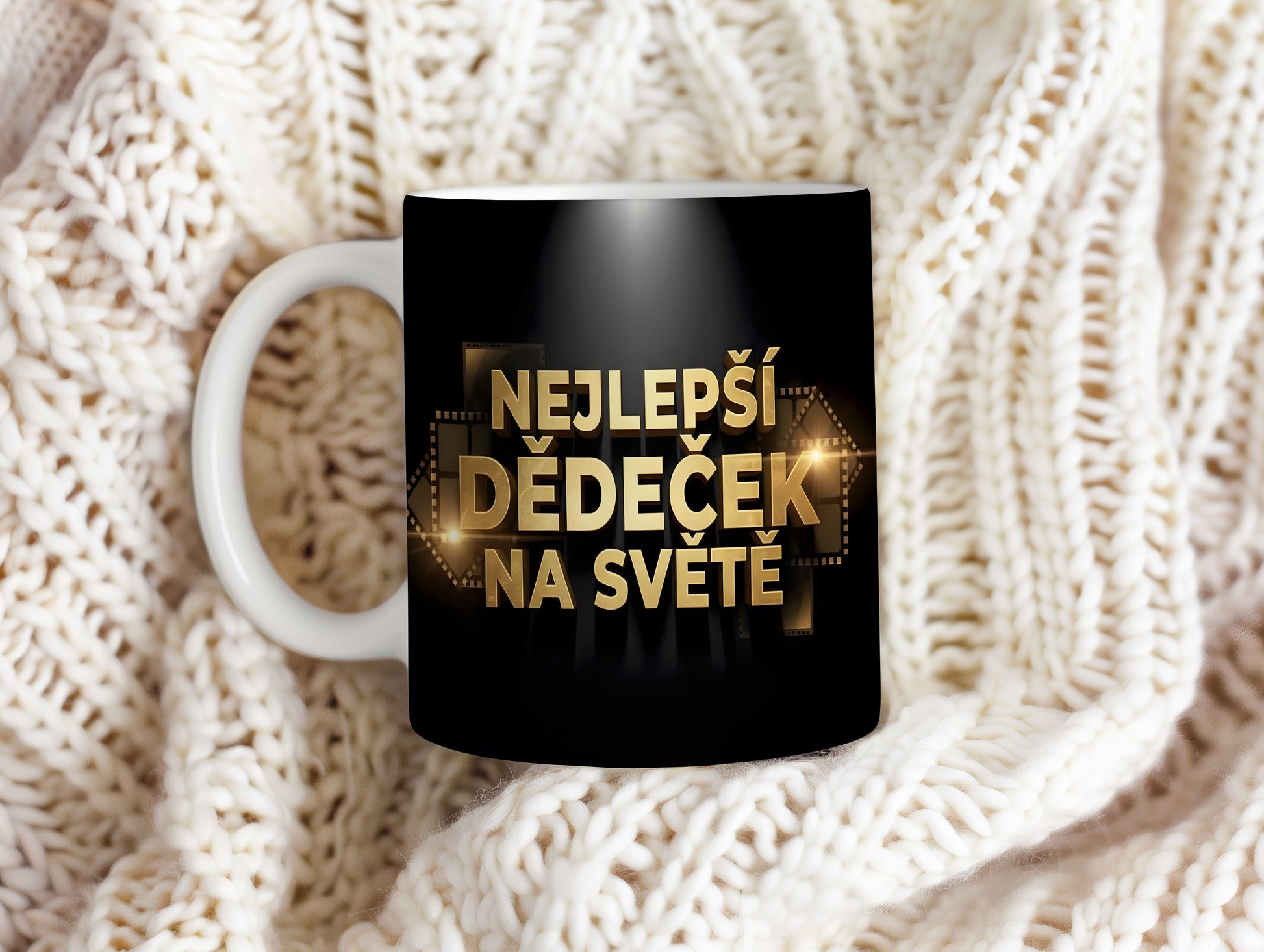 Černý hrnek se zlatým nápisem NEJLEPŠÍ DĚDEČEK NA SVĚTĚ.