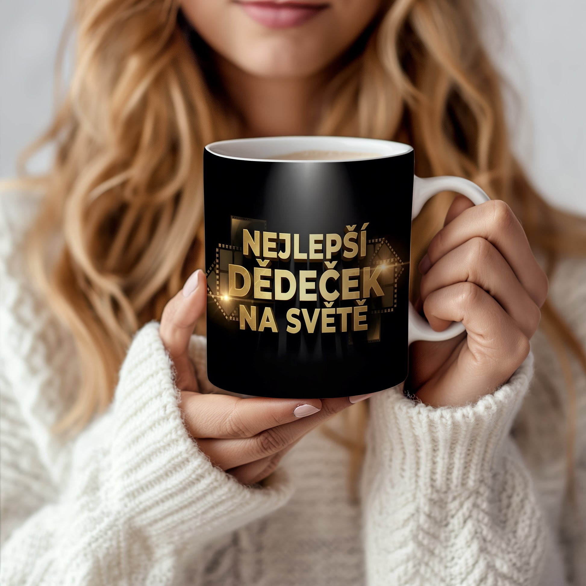 Černý hrnek se zlatým nápisem NEJLEPŠÍ DĚDEČEK NA SVĚTĚ.