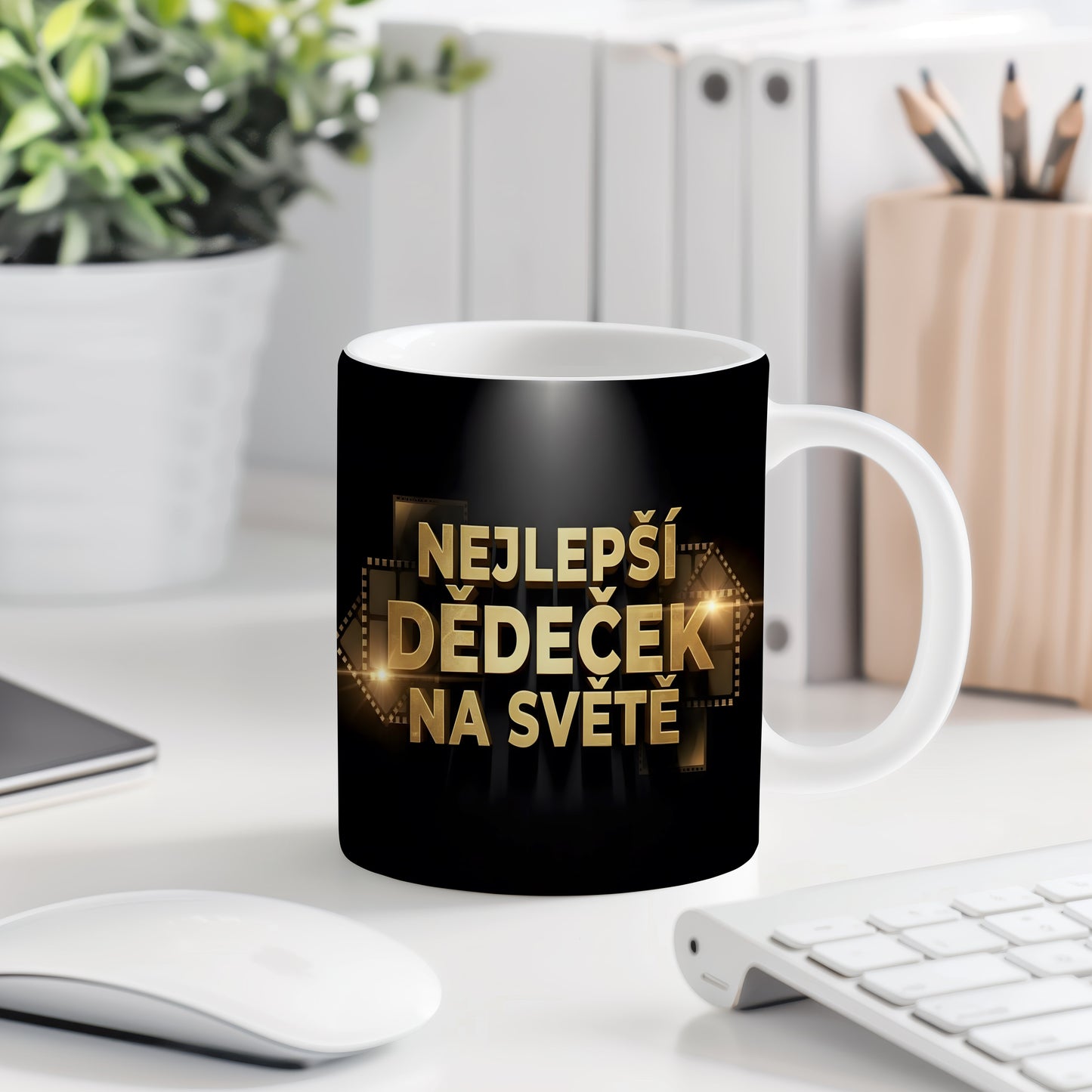 Černý hrnek se zlatým nápisem NEJLEPŠÍ DĚDEČEK NA SVĚTĚ.