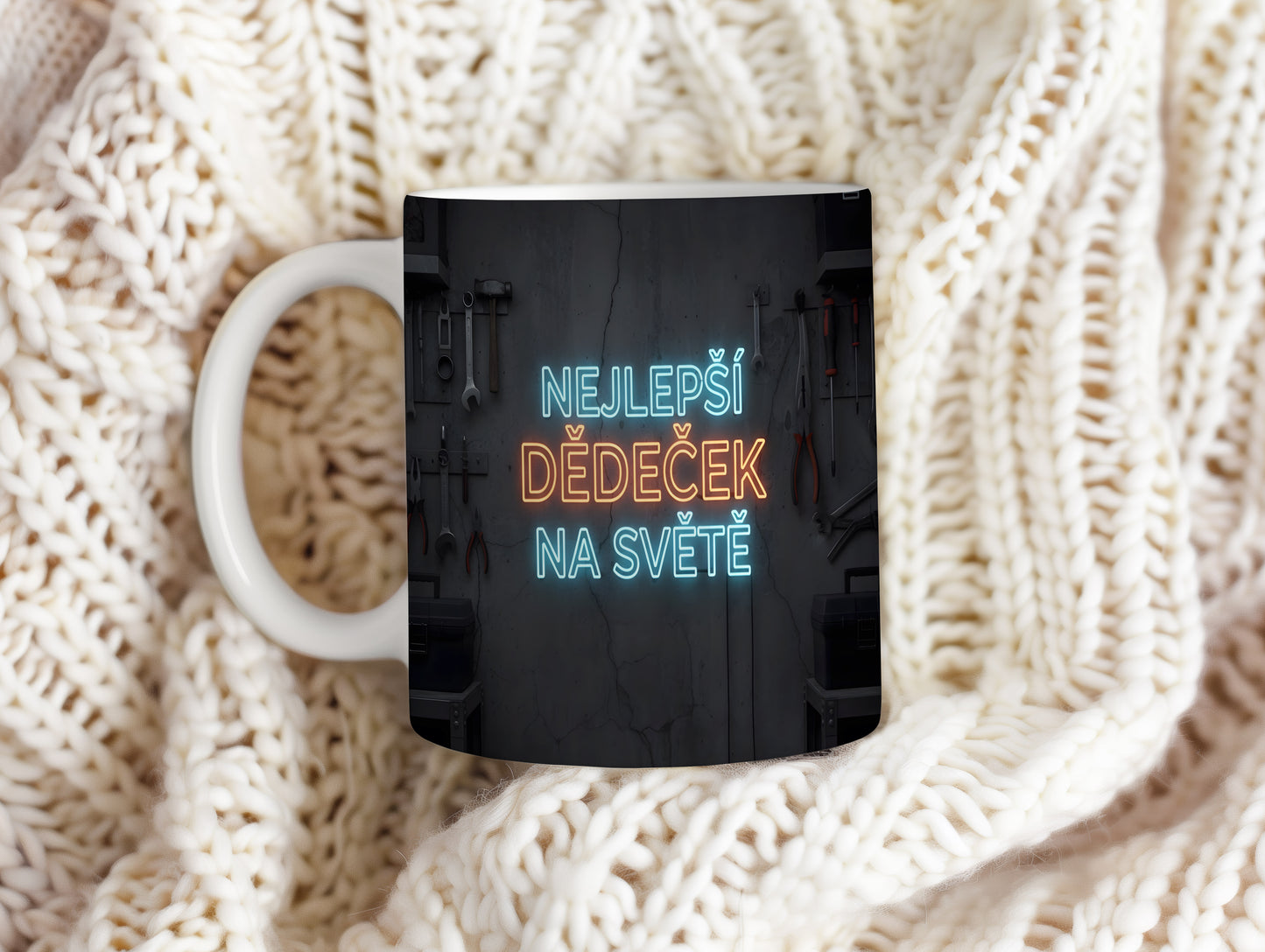 Moderní hrnek s nápisem NEJLEPŠÍ DĚDEČEK NA SVĚTĚ na betonovém pozadí.