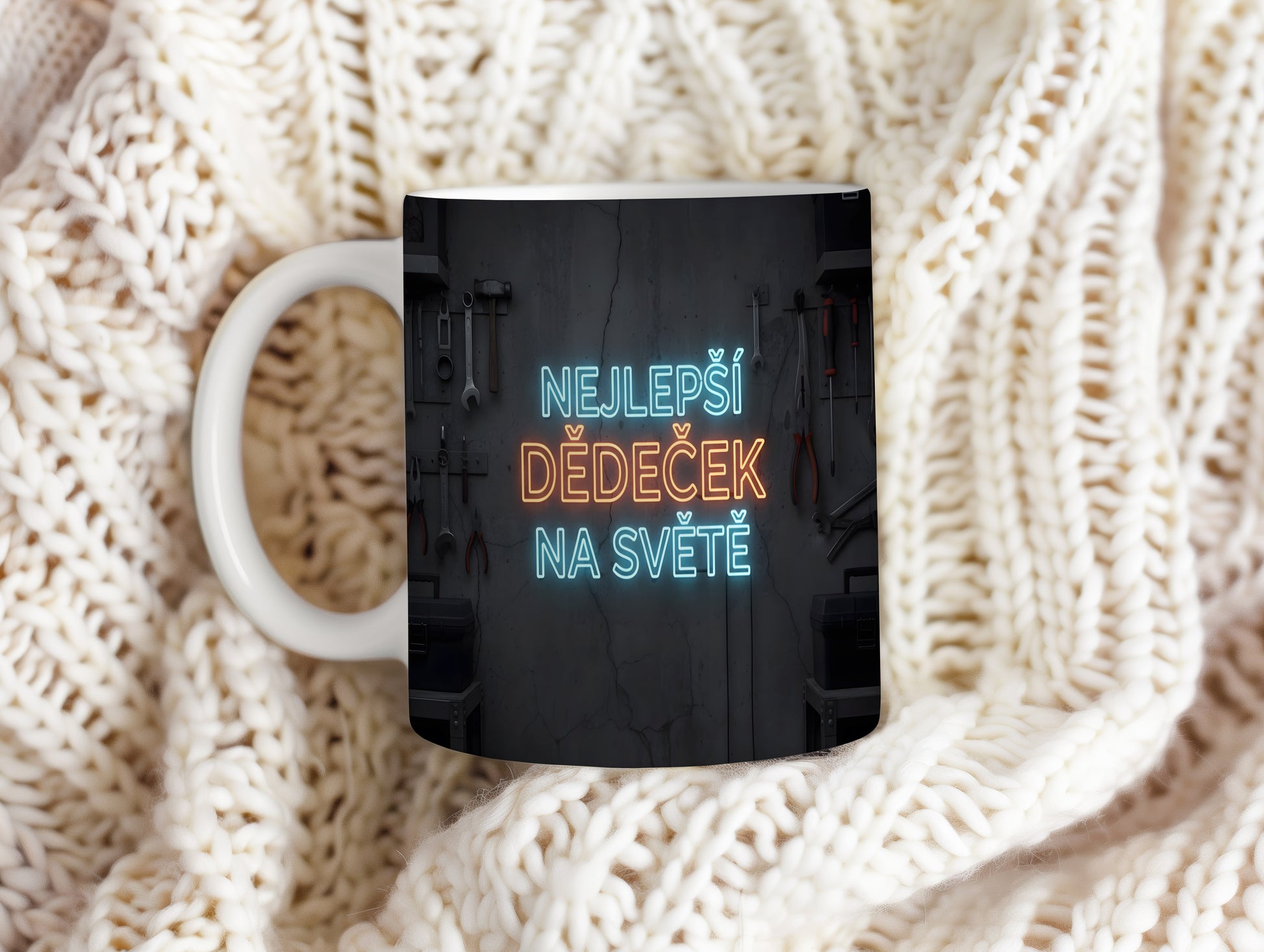 Moderní hrnek s nápisem NEJLEPŠÍ DĚDEČEK NA SVĚTĚ na betonovém pozadí.