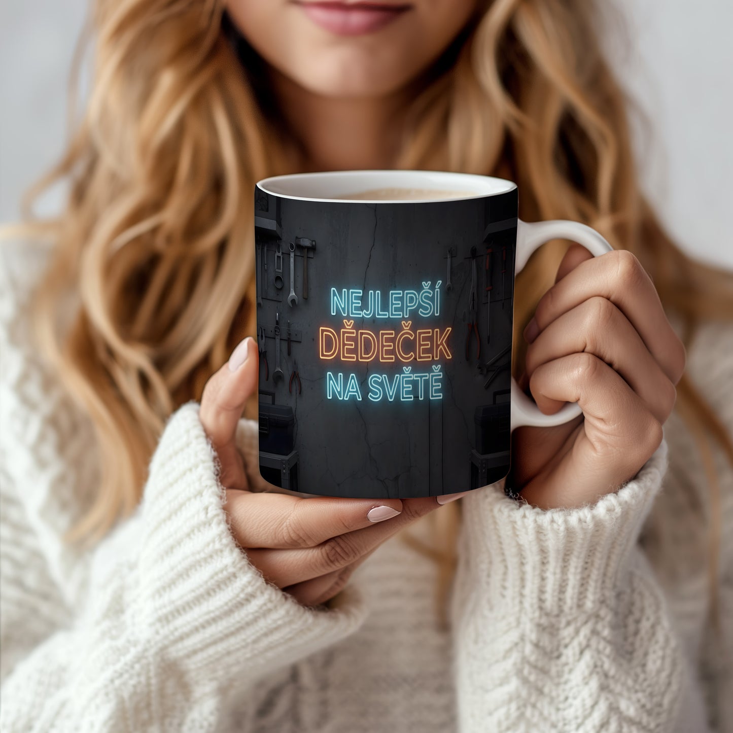 Moderní hrnek s nápisem NEJLEPŠÍ DĚDEČEK NA SVĚTĚ na betonovém pozadí.