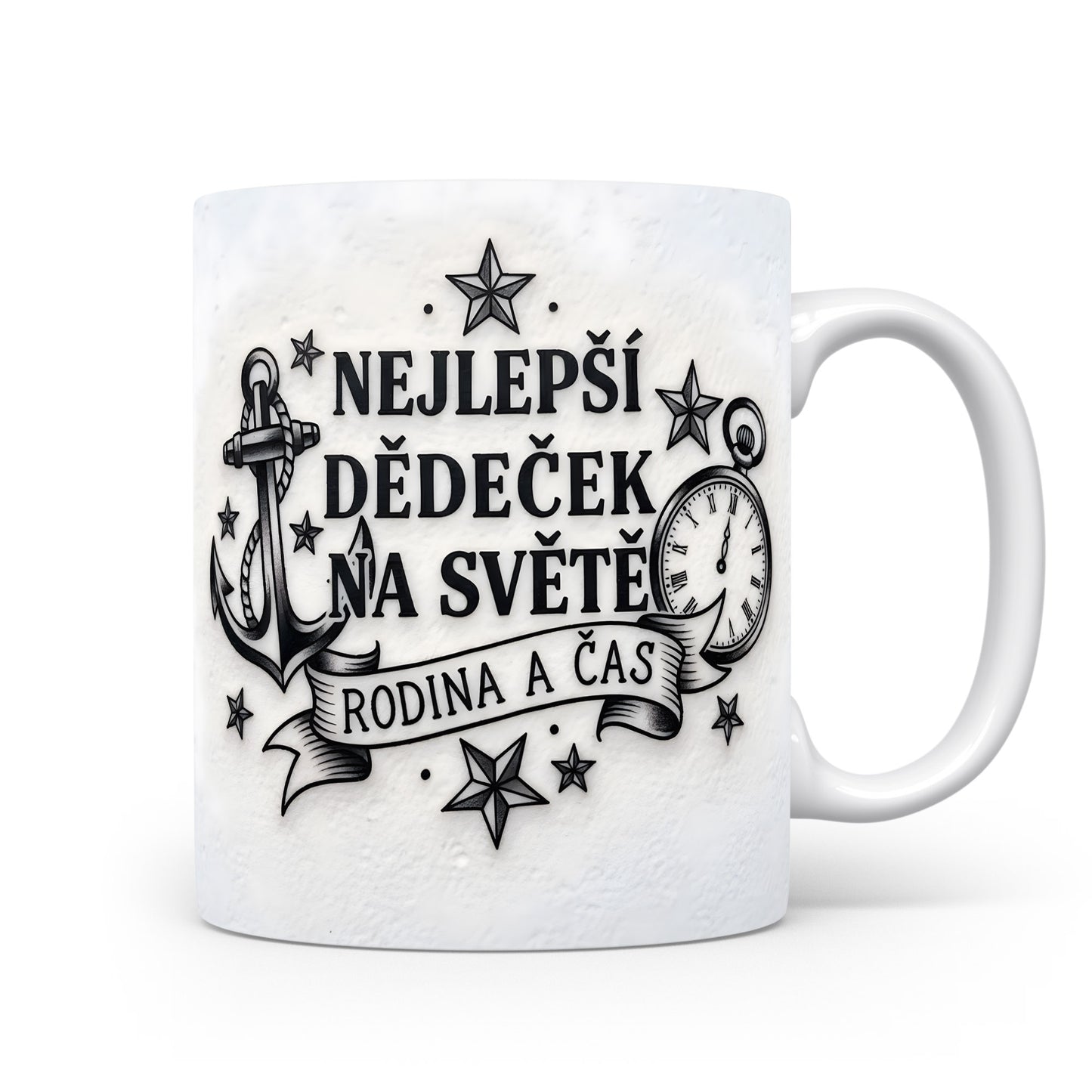 Bílý hrnek s černým nápisem a motivem kotvy a hodin.