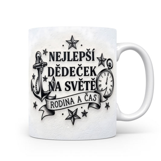 Bílý hrnek s černým nápisem a motivem kotvy a hodin.