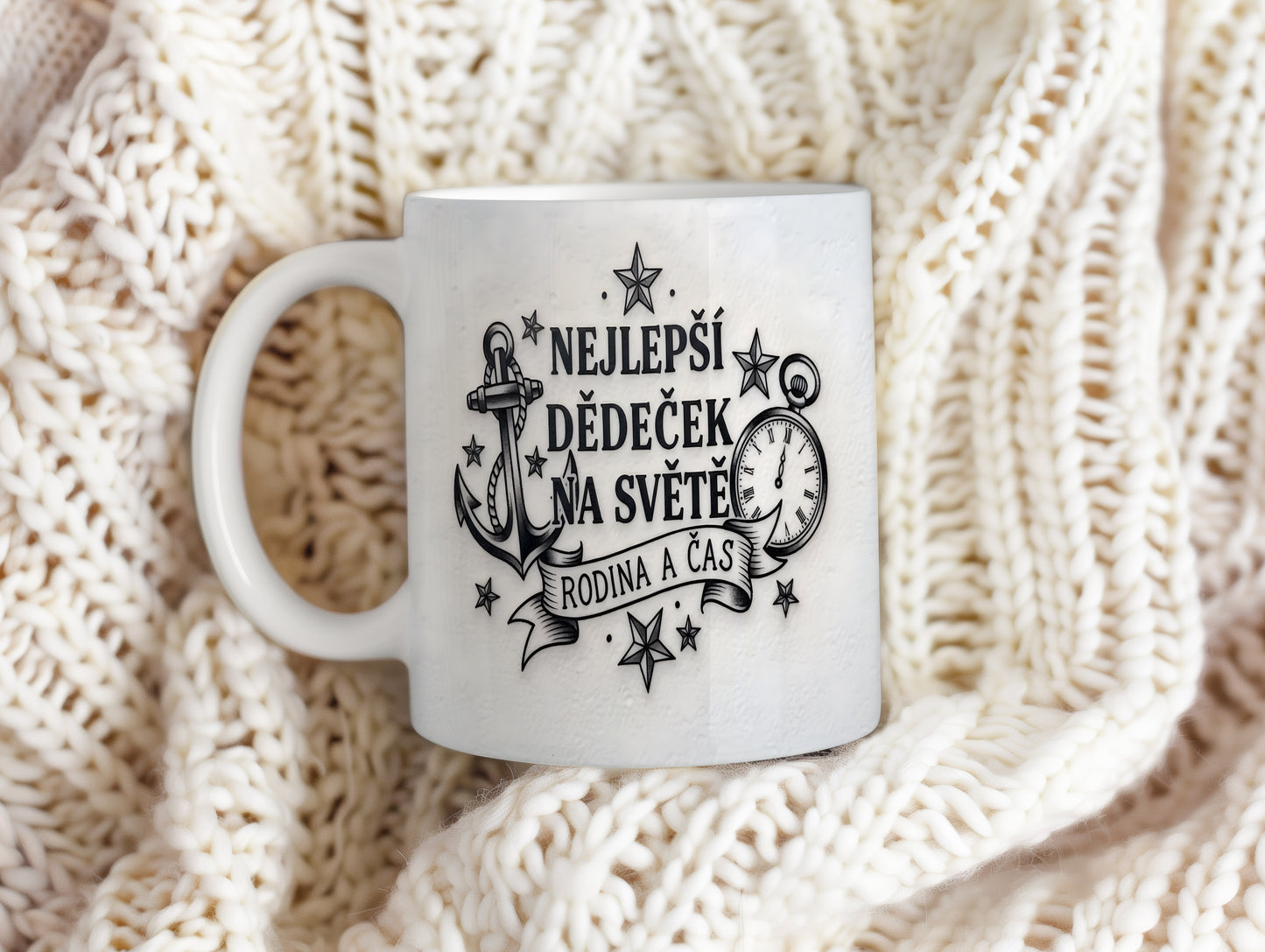 Bílý hrnek s černým nápisem a motivem kotvy a hodin.