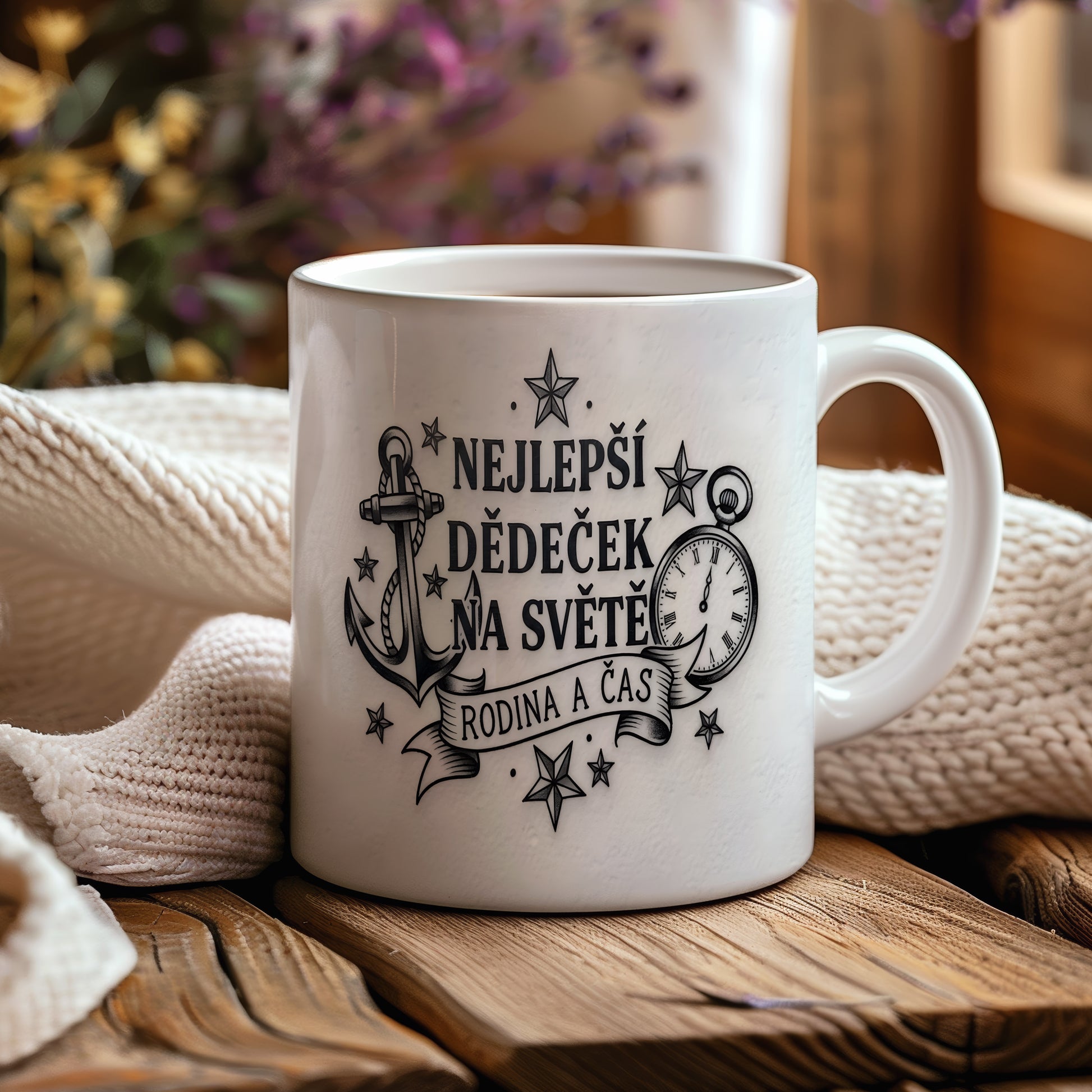 Bílý hrnek s černým nápisem a motivem kotvy a hodin.