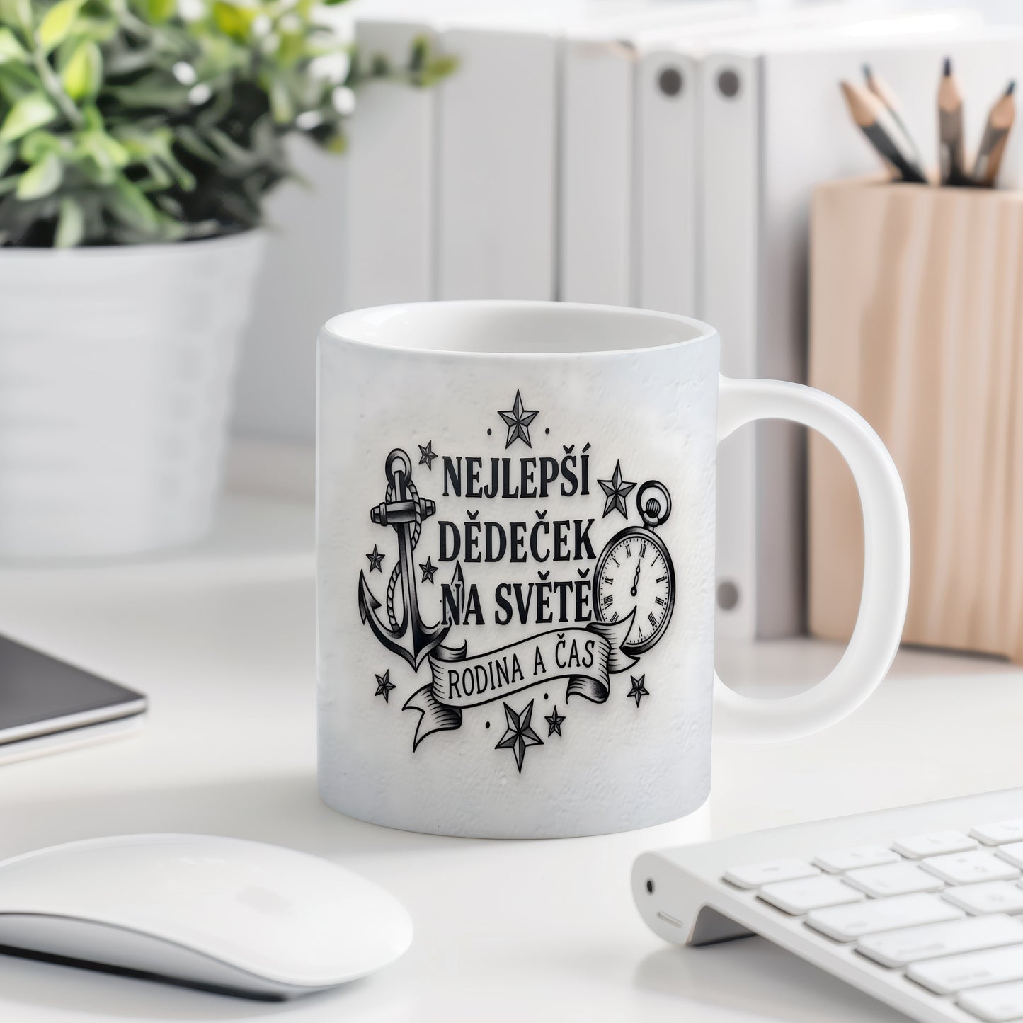 Bílý hrnek s černým nápisem a motivem kotvy a hodin.