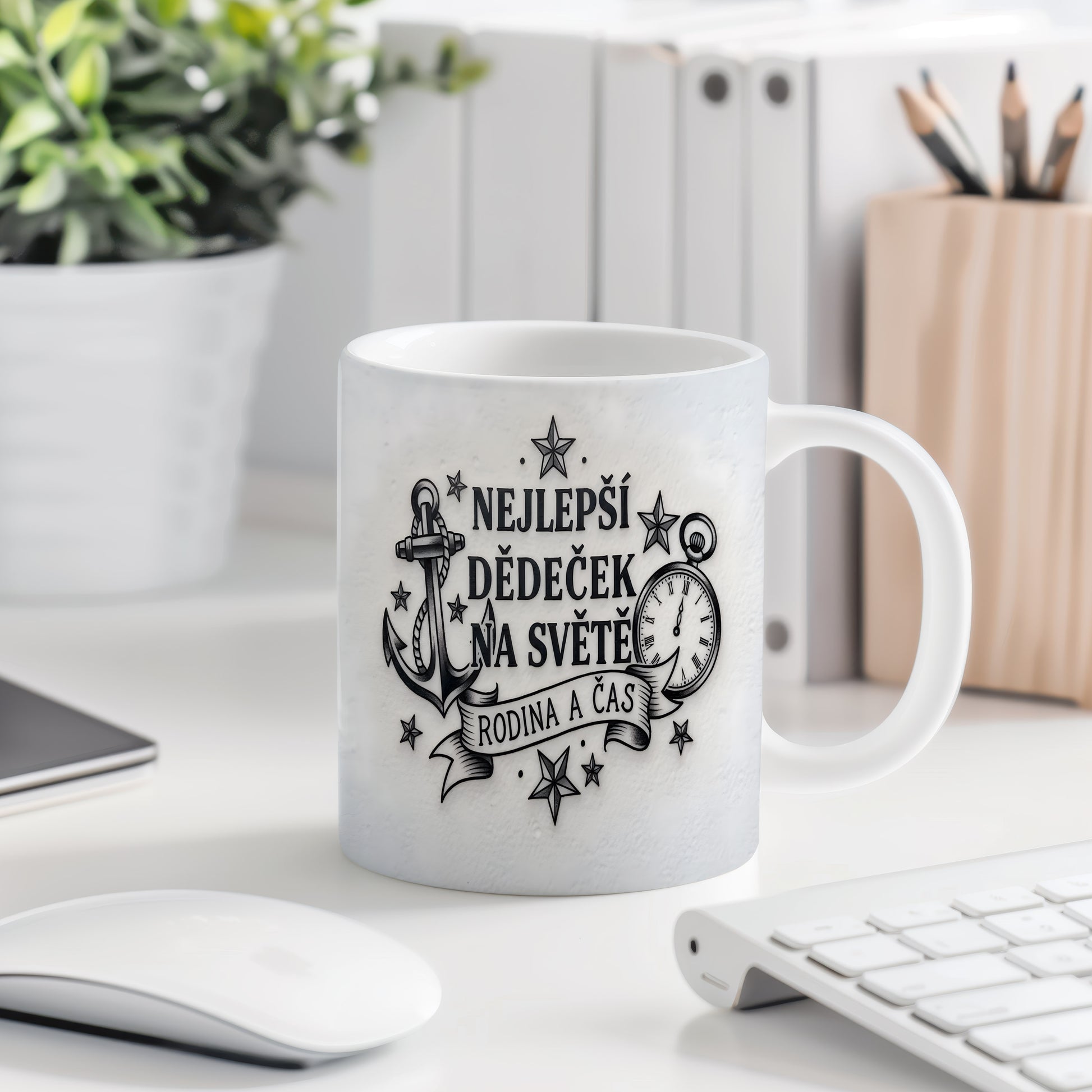 Bílý hrnek s černým nápisem a motivem kotvy a hodin.