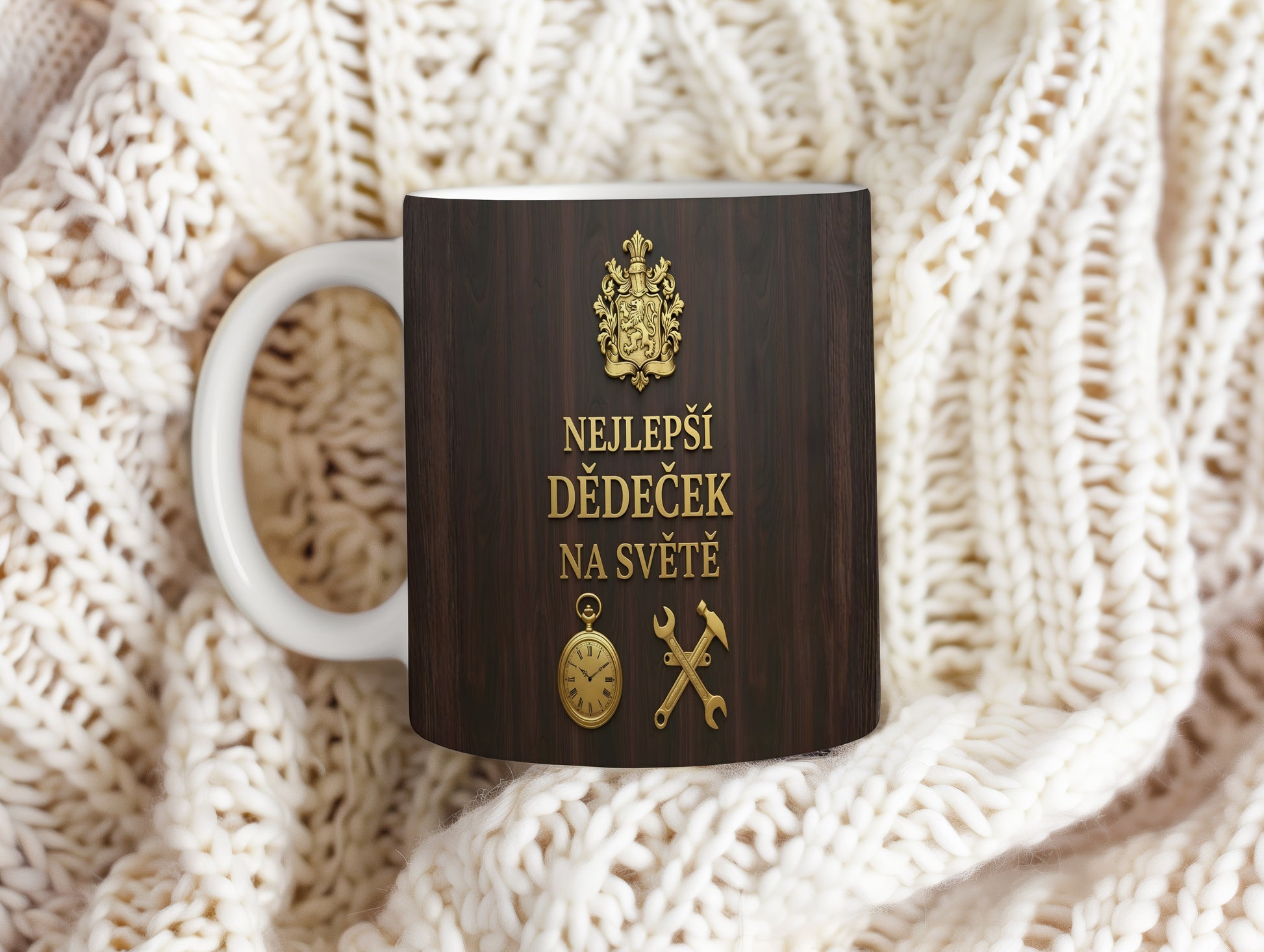 Hrnek s nápisem 'NEJLEPŠÍ DĚDEČEK NA SVĚTĚ' a zlatými vintage motivy.