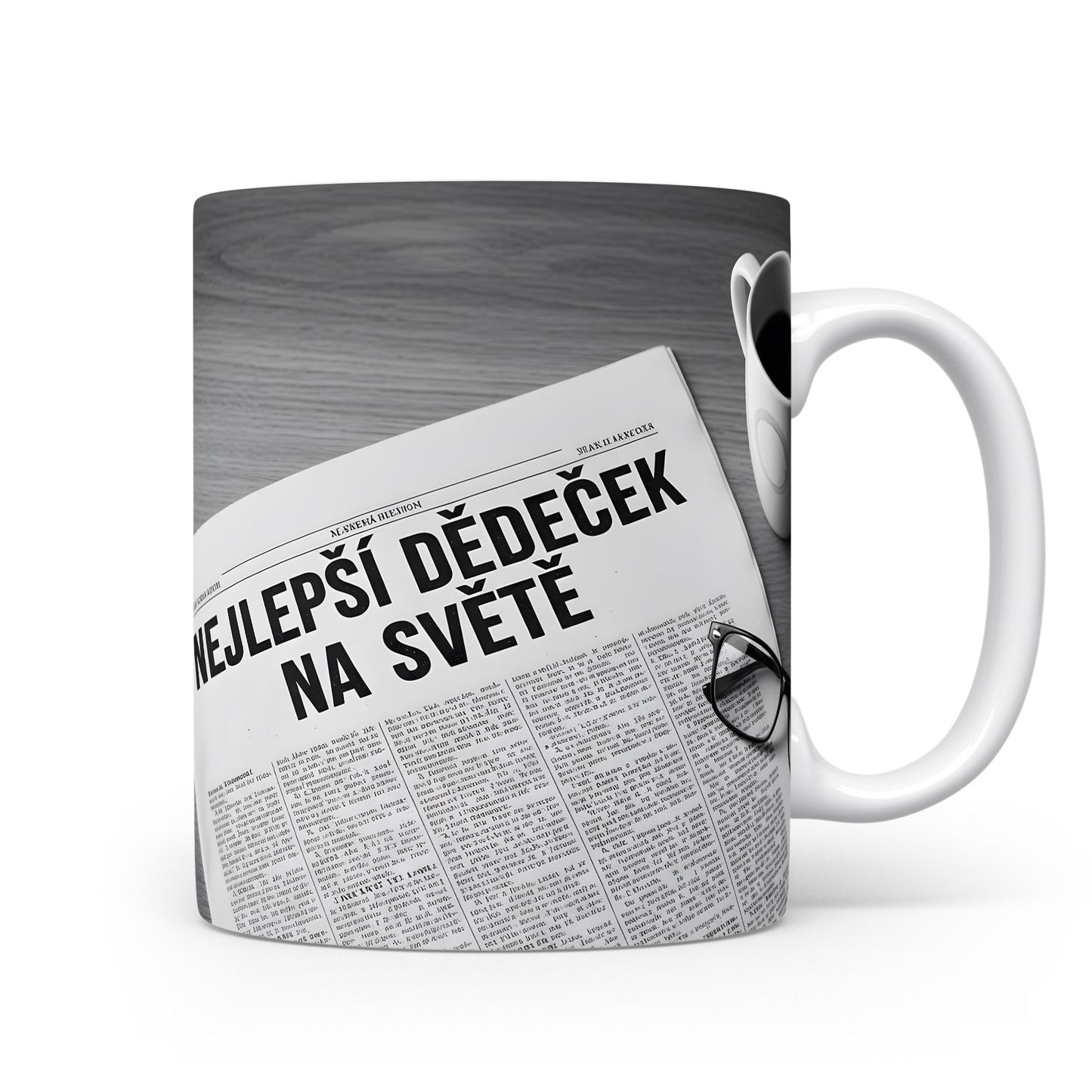 Hrnek s nápisem NEJLEPŠÍ DĚDEČEK NA SVĚTĚ a motivem novin.