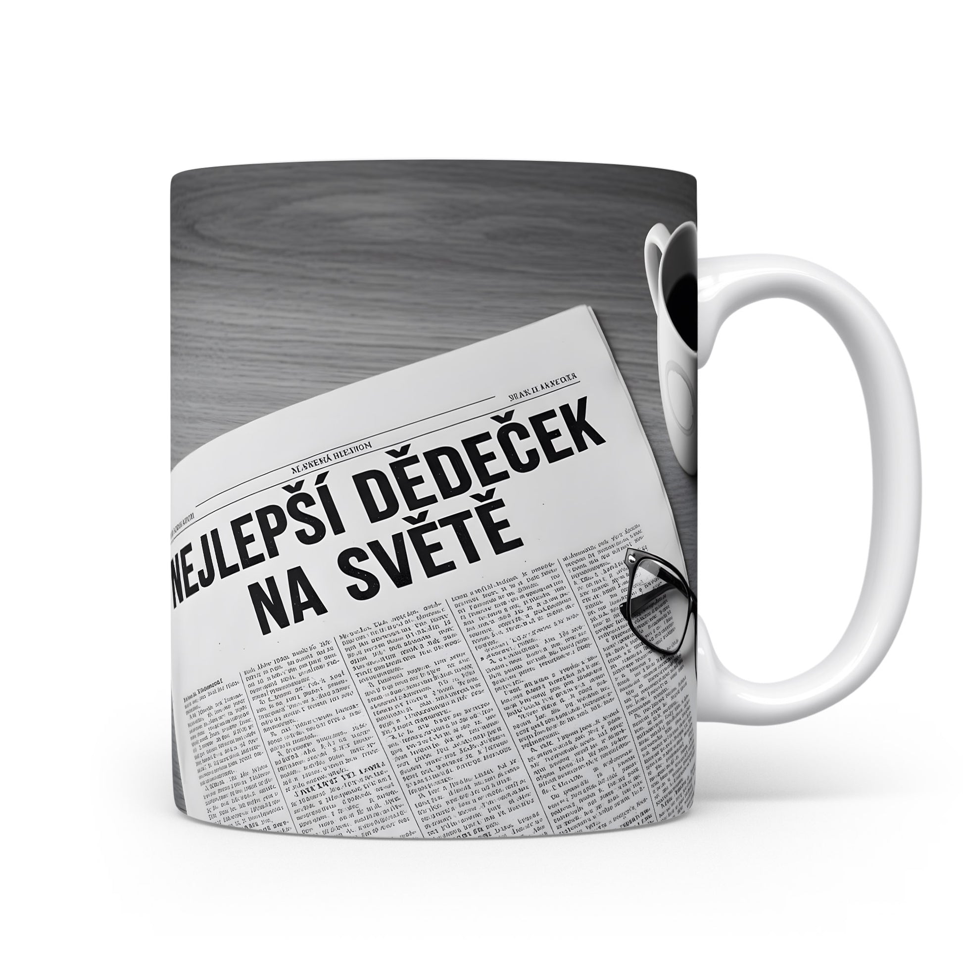 Hrnek s nápisem NEJLEPŠÍ DĚDEČEK NA SVĚTĚ a motivem novin.
