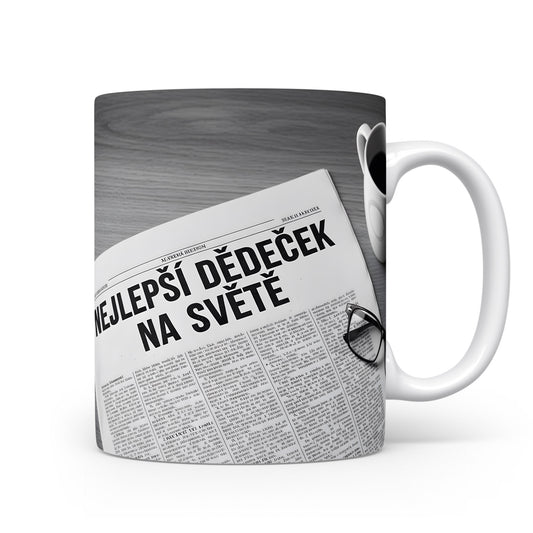 Hrnek s nápisem NEJLEPŠÍ DĚDEČEK NA SVĚTĚ a motivem novin.