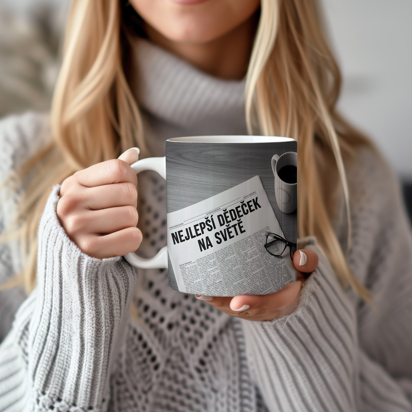 Hrnek s nápisem NEJLEPŠÍ DĚDEČEK NA SVĚTĚ a motivem novin.