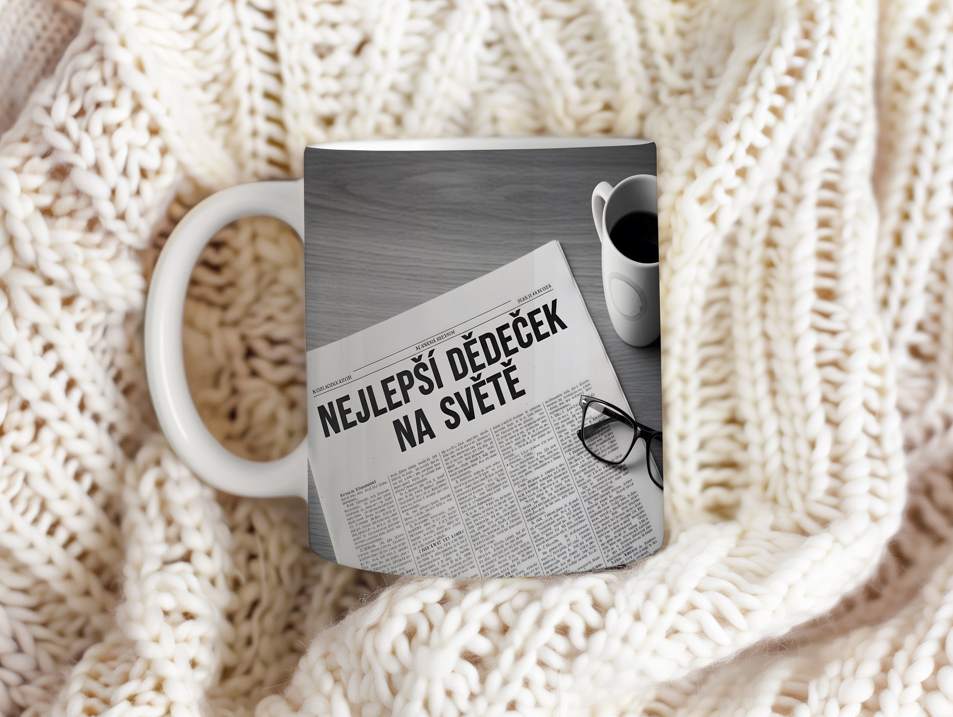 Hrnek s nápisem NEJLEPŠÍ DĚDEČEK NA SVĚTĚ a motivem novin.