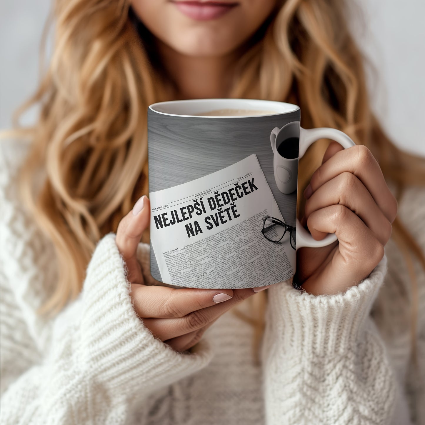 Hrnek s nápisem NEJLEPŠÍ DĚDEČEK NA SVĚTĚ a motivem novin.