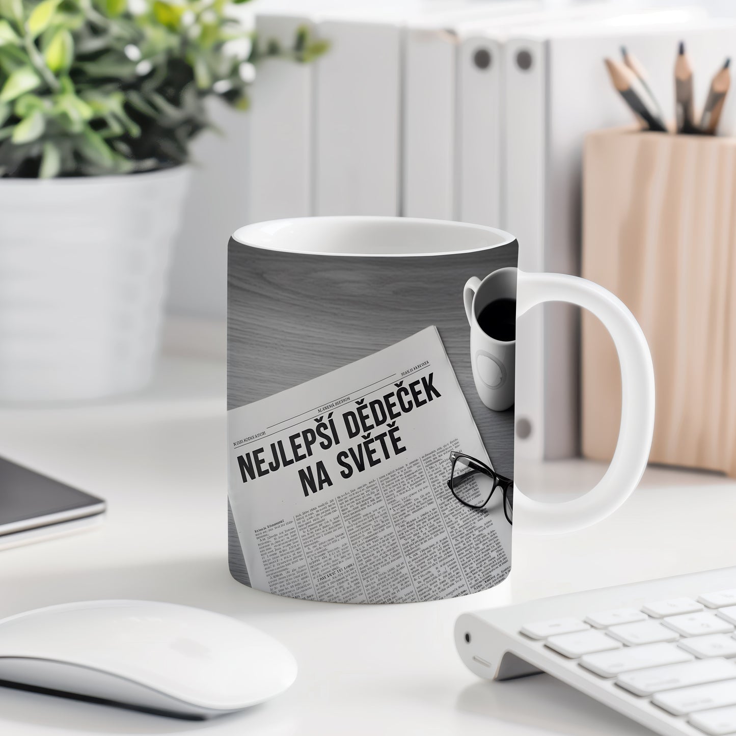 Hrnek s nápisem NEJLEPŠÍ DĚDEČEK NA SVĚTĚ a motivem novin.
